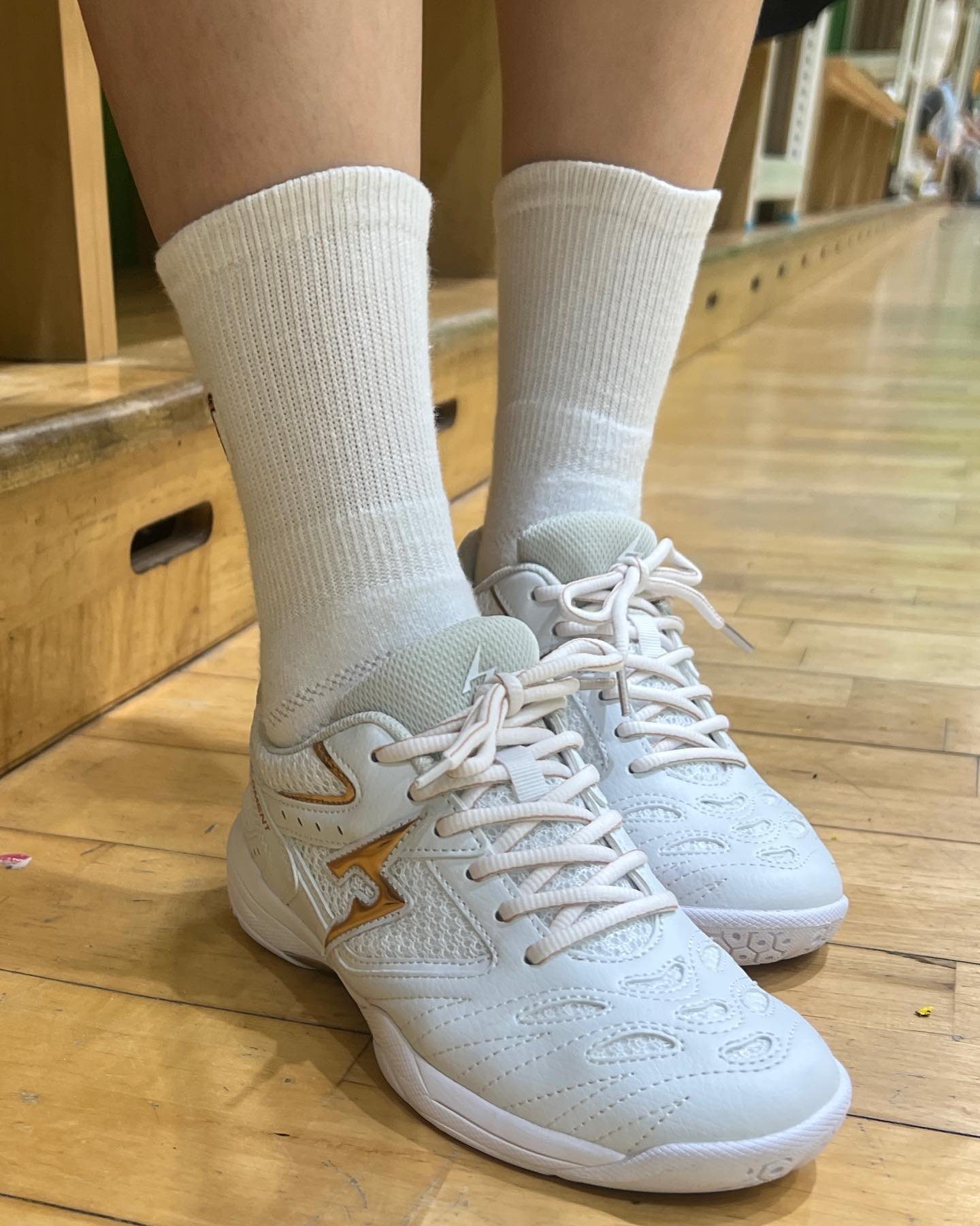 😜 핏도 예쁘고!! 다리도 잘 살려주고!! ⛸👟🩰👐🦋🕊

🙋🏻‍♀️🙆🏻‍♂️

모두들 생각하듯 ' 전세계적으로 판매하고 있는 브랜드들과는 다른 한국브랜드' 이기에
 - 저도 반신반의 했지만 너~ 무 잘 신고 있는 ' #플로먼트배드민턴화 '🤍

디자인도 올 화이트에 로즈골드 포인트만 있고 이렇게 깔끔 할 수가🫢
다리도 길어보이고 핏도 예쁘고 마음에 쏙!
밖에서 일반 운동화로도 충분히 신고 다닐만한 디자인🧚‍♀️

날개를 달아줘요! 플로먼트!!
👐
.
.
.
#댕추천 #플로먼트배드민턴화 #플로먼트 #배드민턴화 #마음에들어서또올린댱🙂 #배드민턴화추천 !!