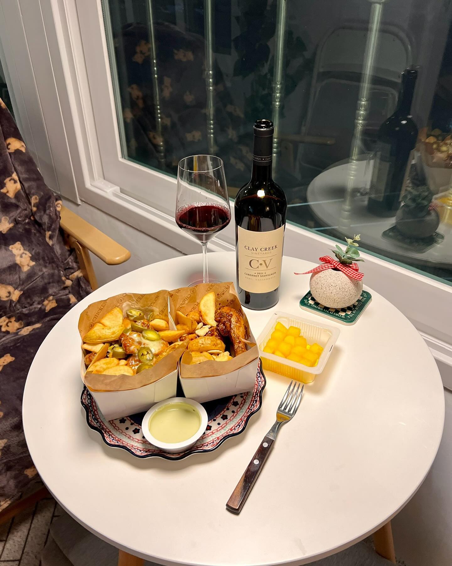 #협찬 #클래이크릭 
🍷클래이 크릭 빈야드 카베르네소비뇽

편의점에서 쉽게 구할 수 있는 데일리 와인 추천할게요~
요즘 가격이 저렴한 가성비 와인이 많은데요. 
그 중에 하나가 클래이 크릭 빈야드 까쇼! 
미국 캘리포니아 와인입니다. 

오늘 안주는 푸라닭 블랙마요 입니당🍗 
까쇼는 특히  고기와 잘 맞는데 제가 맛봤을 때 이 와인은 바디와 산도가 중간이라 어떤 음식이든 두루 잘 맞는거 같아요. 
특히 저처럼 신맛의 와인을 싫어하시거나 와인 초보자분들이라면 부담없이 즐길 수 있을 거 같네요. 

저는 개인적으로 와인을 오픈해서 조금 열어두었다가 마시는 편인데 이 와인도 그렇게 마시니 좀 더 맛이 풍부해지는거 같더라구요!

⚠️경고
- 지나친 음주는 뇌졸중, 기억력 손상이나 치매를 유발합니다. 
- 임신 중 음주는 기형아 출생 위험을 높입니다.