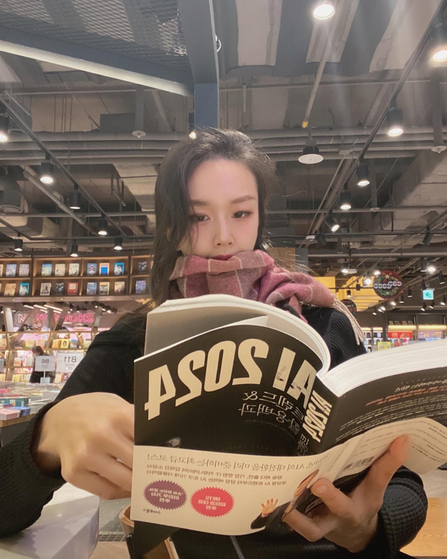 오전에 등록하나 하고 잠깐 서점😆
2024. 트렌드 관련 책 보러 왔는데 트렌드에 파뭍히겠어요. 

오늘 가슴에 와 닿는 글을 봤는데 2024년 좋은 습관 만들기 프로젝트 함께해여! 

인생을 빛내는것은 멋진 재능이라 작은 습관이다. ”거대한 재능이 아니라 반복적인 습관이 훌륭한 사람을 만든다“ 

한달에 한권 숙제하듯 책 읽는 사람보다 하루에 열쪽씩 꾸준히 읽는 사람이 더 크게 성장하고 

여름을 앞두고 바짝 다이어트 하는 사람보다 매일 산책하고 식단을 조절하는 사람이 훨씬 몸매가 좋다. 

천천히 걸어서 목적지에 도달하는 사람과 급하게 전력 질주해서  목적지에 도달하는 사람은 언뜻 비슷해 보이지만 숨을 헐떡여서 도착한 사람은 한동안 다음 목적지로 나아갈 수 없다. 

느리지만 꾸준하게 걸어온 사람은 곧바로 다음 목적지로 출발할 “인내심“과 ”체력“이 남아 있다. 사람을 빛나게 하는건 멋진 재능이 아니라 사소하더라도 반복된 습관이다. 

#자기계발#동기부여명언