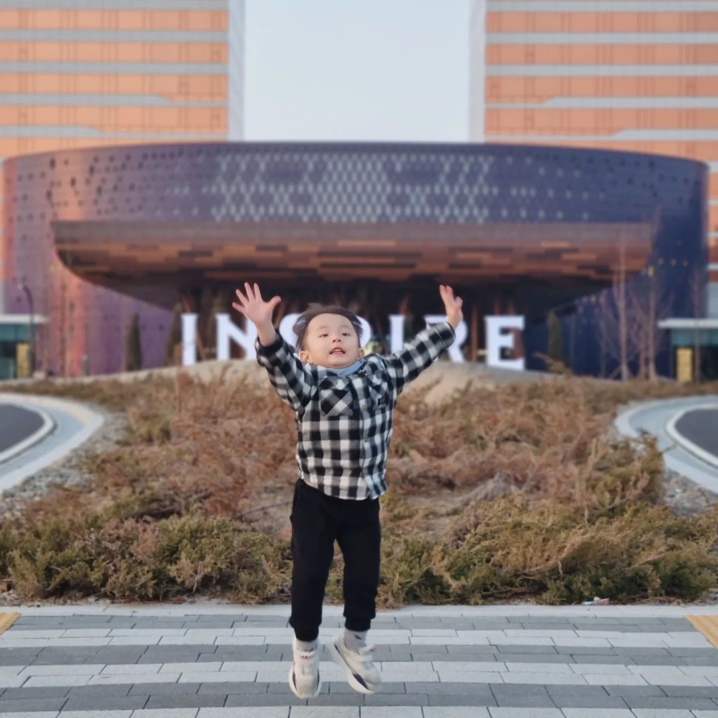 ⠀
엄마아빠 결혼기념일에 처음 함께 한 승훈이,
타일디자인이 돋보이던 밝고 넓은 화장실과
알록달록한 룸과 큰 침대 두개가 마음에 들었는지
우리집 하고싶어했지만! 정신차려🫠..

🧏‍♀️ 마이쮸 줄게 집가자
👶 두개 줄거야?
🙆‍♀️ 그래, 그럼 갈거야?
👶 웅 아라써!

이런게 언제까지 통할라나😳
⠀
⠀
⠀
ᰔᴅᴇᴀʀ s.ʜ, sʜɪɴɪɴɢ ᴅᴀʏsᰔ