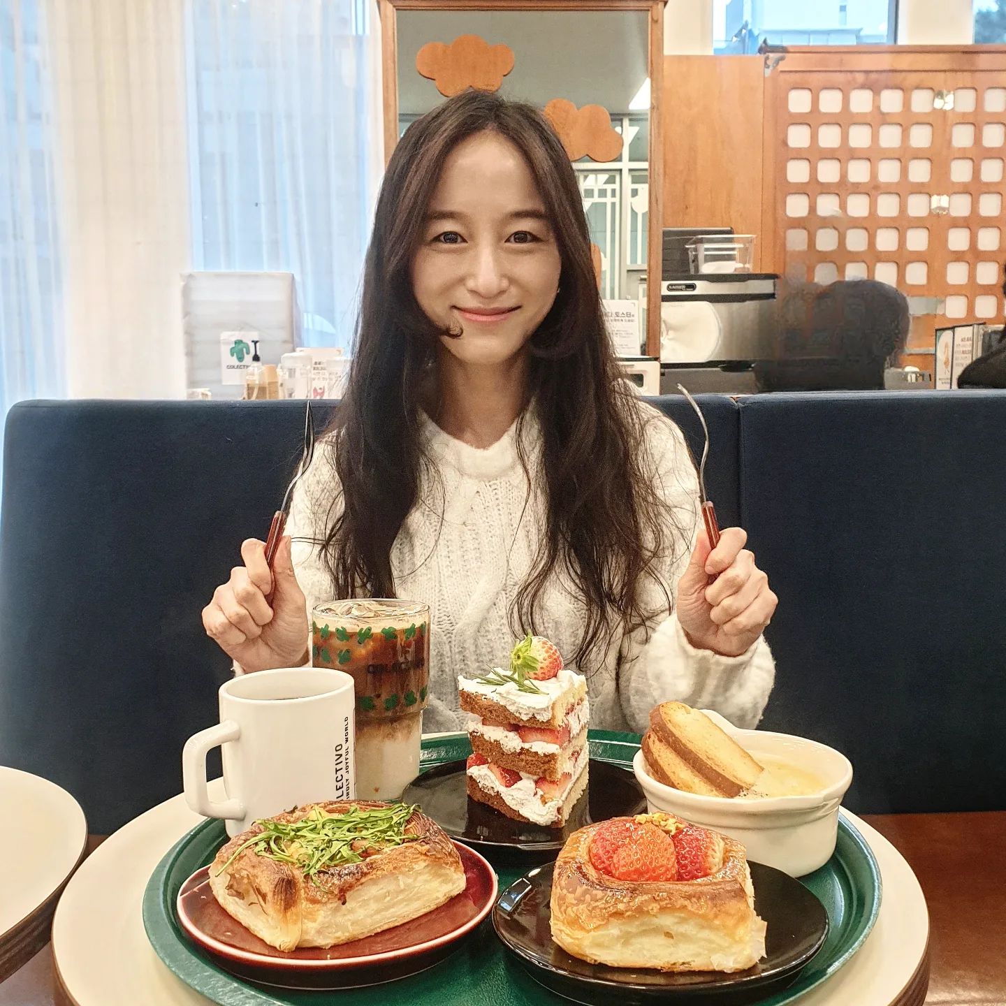 #협찬 #콜렉티보 #빵순이
colectivo.coffee

비오는 일요일 을지로 나들이.
비즈니스 디스트릭에 있는 파인에비뉴 건물에 있는 콜렉티보라 주말엔 좀 여유롭겠지? 라는 마음으로 방문했는데 와 이렇게 사람 많을줄이야. 맛집이라 그런가봐요~

빵순이 아닌데도 맛있게 와구와구 먹었다는.
특히 전 바질페스토 토마토 패스츄리가 넘 맛있었어요!ㅎ
맛있고 넓은 장소 찾으실때 추천해요!

특히 평일엔2시간 주말엔4시간 무료주차라는!🙈💛😙

📍주소:서울 중구 을지로 100 파인애비뉴 B동 1층
📍영업시간:07:30~23:00 (일09:00오픈)

#콜렉티브을지로 
#콜렉티브파인에비뉴점 
#을지로디저트 #명동디저트맛집 #패스츄리 #딸기생크림케잌 #명동브런치 #을지로브런치 #종로브런치