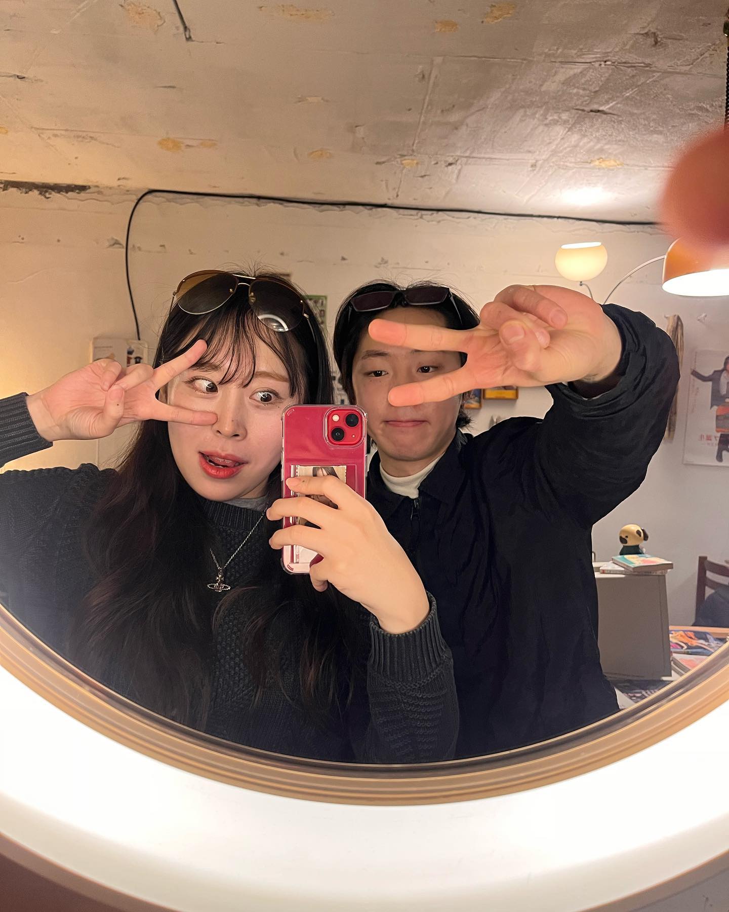 인간이라는 것 자체가 개성이고
사람의 힘을 말하며 , 반드시 작은 자신을 크게 키워서
당신만의 개성으로 만들라는 말을 참 좋아합니다
사람은 누구나 ‘자신’을 찾고 싶어하고,
색이 또렷한 사람들을 보면 참 부러워요

남자친구가 데려간 공간에서
작은 물건들을 통해, 다녀온지 오래된 일본에서
기념품 뱃지를 고르던 오래된 향수의
잔향같은 그리운 추억과 닿았어요

을지로의 작은 건물 꼭대기층 겨우 찾아야
보일듯 말듯한 이곳을 찾아오는 사람들을 보면서,
내가 나의 일을 통해 사람들에게
주고싶은 메세지를 고민해 봅니다