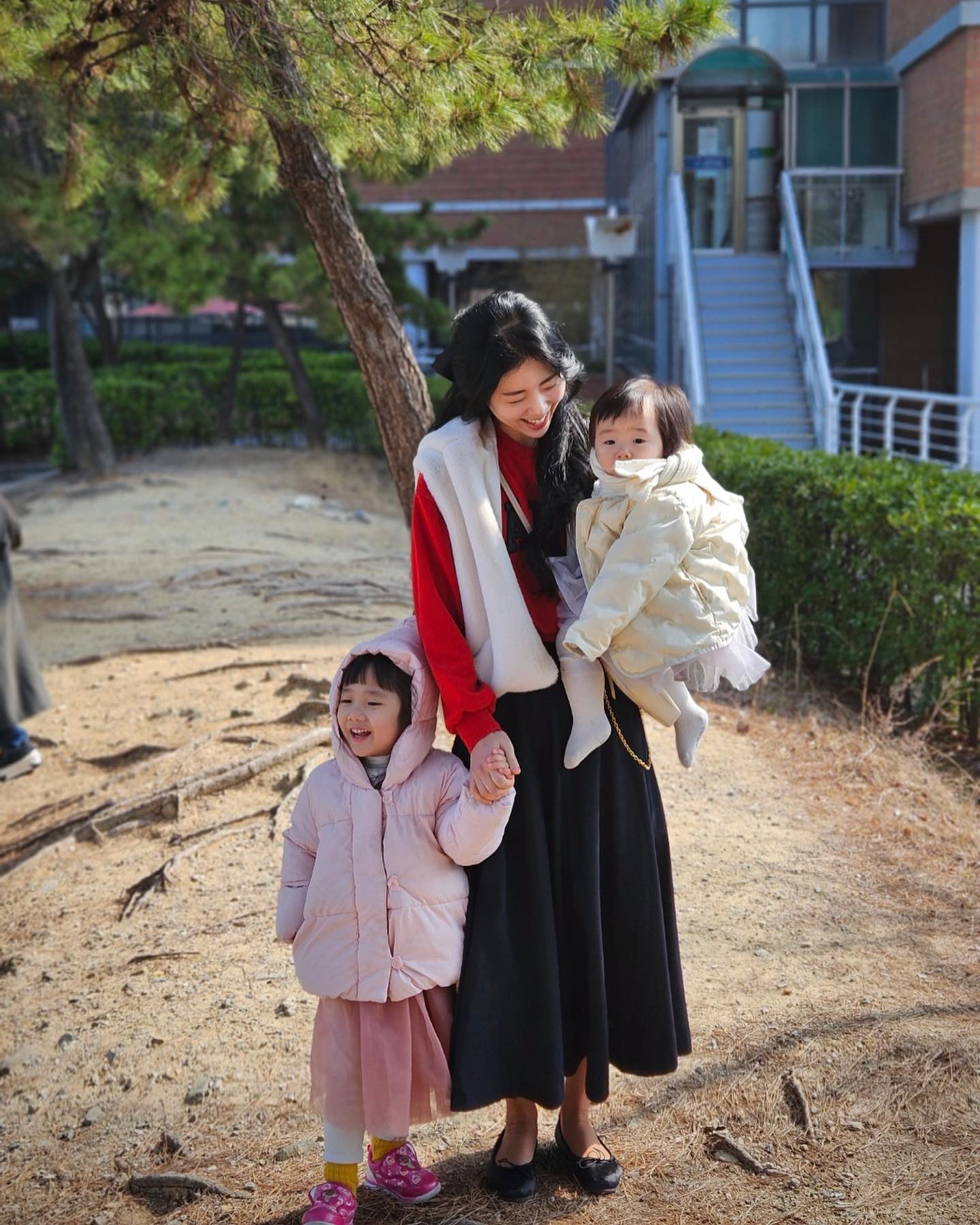 엄마한테 내가 첫번째지 숫자 1인거 맞지 채율이는 두번째고 라며 아침부터 엄마마음을 확인하며 가는 첫째딸과 바닥에 떨어져있는 언니 사진을 주워 벽 뽀로로옆자리에 붙여주는 둘째딸..
너희들과 함께하는 하루하루가 너무 행복해 둘다 소중해 🎈