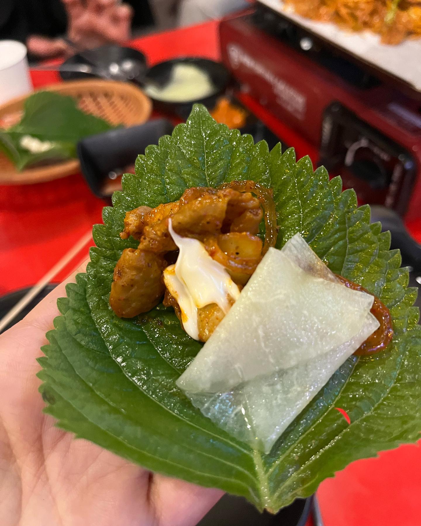 #협찬
꿀때기 곱창 선릉점
한티에서 뒤로가면 맛집 거리에 위치한 꿀때기 곱창이에요!! 오빠와 둘이 가고 싶었는데 급 루야까지 조인하여 갔어요!
정말 럭키하게 한자리가 남아 바로 앉았는데 완전 핫플 이였어요:) 오뎅탕을 서비스로 주는데~ 넘 감성있게 찌그러진 주전자안에!!>_<
영수증 이벤트등 서비스 콜라,얼큰이 라면등 진행하고 있어 더더욱 좋았으요! 
야채곱창이인분 주문했는데 오빠와 저랑 다 깜놀!
대치동에서 만날수 있는 양이 아니였으요!!진짜 대박 야채곱창당면 조합이 최고! 무쌈에 싸서먹고,마요네즈에 찍어 먹고 깻잎쌈싸서묵고 최고최고💓
먹다가 날치알 주먹밥 까지!! 
포장하는 분들도 많더라구요! 여긴 예지니에게 꼬옥 전도해야겠으요!>_<
매장분위기도 좋고 최고최고 재방문의사1000%
.
.
.
.
.
.
#선릉역맛집 #야채곱창맛집 #웨이팅맛집 #대치동맛집 #맛집스타그램 #꿀때기곱창 #food #instagram #instadaily #daily #like