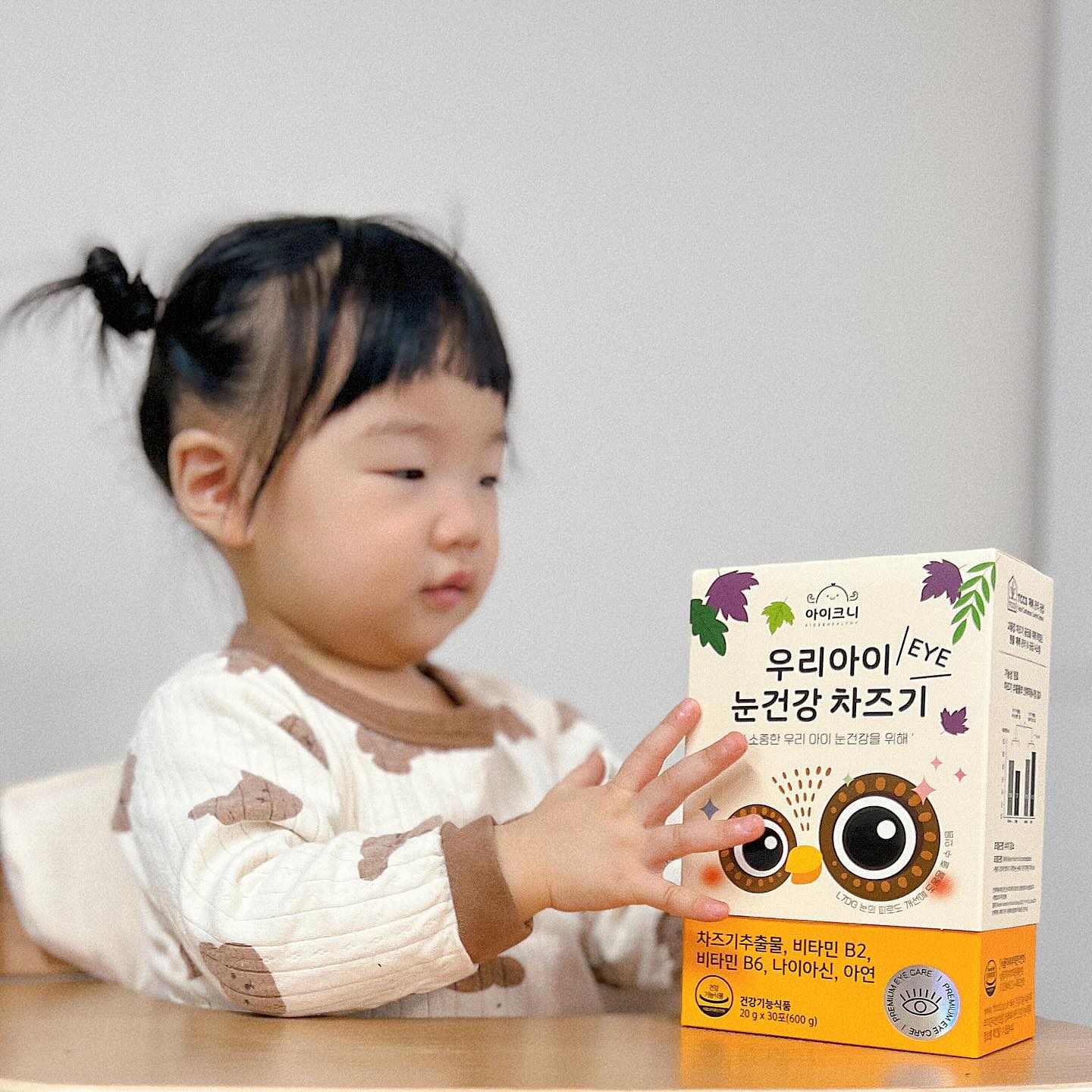 #광고 지만 솔직 후기𖤐
 

요즘 뽀로로, 타요, 걸그룹 뮤비 등
노래도 듣고 춤도 추고 흥얼 거리기 바쁜 이프림,

책도 많이 읽는 탓에
눈이 많이 나쁜 엄마빠는 걱정이 이만저만이 아니었어요.

시력은 유전적 요인이 없지 않아 있다던데
애미애비 둘 다 시력이 좋지 않아
어릴 때부터 잘 관리해 줘야겠다 싶던 중
❝아이크니 차즈기❞르 만났어요!
 
 
차즈기는 예로부터 동의보감에 기록된 한약제로
눈 건강과 피로에 도움을 주는 성분인데요.

4주간 섭취 인체 적용 시험 결과
조절 근접, 폭주 근접 수치가 감소한 것을 확인됐다고 합니다.
 
 
파인애플 맛으로 아이가 먼저 찾는 ❝아이크니 차즈기❞.
 
 
평소 논의 피로를 자주 느끼는 아이,
스마트폰 태블릿 시청이 잦은 아이의 눈 건강이 걱정된다면
❝아이크니 차즈기❞으로 챙겨보세요¨̮
 
 
 
 
 
👶🏻 𝑝𝑟𝑒𝑚𝑒 𝐼𝑁𝐹𝑂 20m+
🎈 𝑇ℎ𝑎𝑛𝑘 𝑦𝑜𝑢 : i.kney 
🏷 𝑇𝑎𝑔 : #육아 #아기영양제 #아기눈영양제 #차즈기 
#차즈기젤리 #아이루테인 #키즈눈영양제 #키즈루테인 
#아이크니우리아이눈건강차즈기 #아이크니차즈기