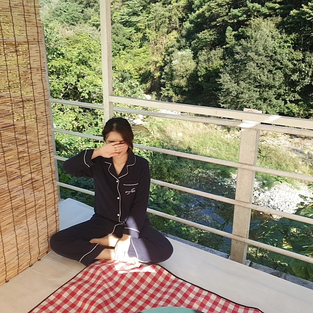 너무 행복했던 2박3일❤️
시원한 계곡뷰에 
아기자기한 평상, 2박3일 내내
맛있는 음식 먹고 뒹굴뒹굴
영화도 보고 책도 읽고
한달살기도 하고 싶을만큼
조용하고 한적한 곳이라 더
맘에 들었댱! 

#성주가야산펜션#성주계곡펜션
#성주카라반#성주캠핑
#성주단체펜션#성주포천계곡