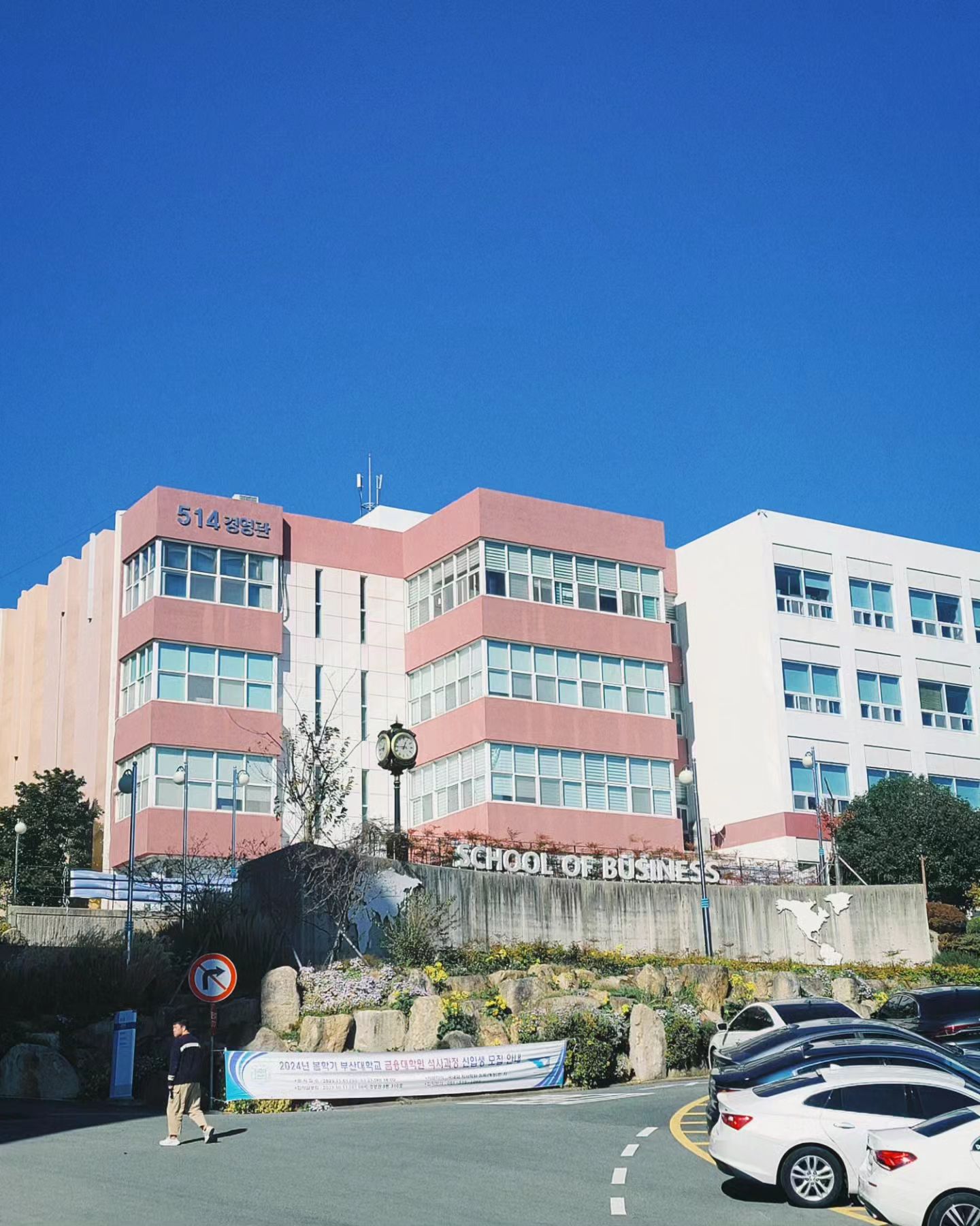#젊은날엔젊음을모르고 

내 모교에서 김춘배씨가 강의한다길래 따라가봄.

핑크색이 된 상대 건물에 잠깐 미시감 들었다가,
내가 썼던거라고 해도 믿을법한 오래된 사물함과 
하나도 변한 게 없는 강의실 보니 완전 익숙해ㅋㅋ
맨날 커피 마시며 노닥거리던 사회대 잔디밭도 여전하고.
"마, 너 급식충 시절에 이 누나는 여 잔디밭에서 딱 산성막걸리 한잔 하면서 아이엠그라운드를..." ㅋㅋㅋㅋㅋㅋㅋ 
김춘배씨에게 라떼는 시전해주고ㅋㅋ

그나저나 내일이 벌써 수능이래.
수능 전날 엄마랑 대판 싸우고 저녁, 아침 다 거르고 가서는
제일 자신있던 언어영역부터 죽 쑤고 
이후로도 집중 못하고 결국 시원하게 말아먹고는 
터덜터덜 나오다가 입구에서 기다리는 엄마 보자마자 
달려가 안겨서 엉엉 울었던 기억이 나는구먼...

수험생들아, 내일까지 컨디션 조절 잘 해.
특히 엄마랑 싸우지 말고ㅎㅎ
혹시나 개망했다 싶어도 너무 위축되지 마.
그거 그냥 시험이 어려운거야. 딴 애들도 다 망쳤을거야.
나도 언어 100점 받고(120점 만점 시절) 1등급일줄 몰랐어ㅋㅋ
응. 나 97년 빼고 역대 최고난이도라는 불수능 학번ㅋㅋ
그러니까 쫄지 말고 하던대로!
적어도 아는 문제는 다 맞히고 나오기!

마지막 사진은ㅋㅋ
춘배한테 학생은 주차할인이 안돼서 북문 밖에 주로 댔는데
거기가 길이 좁은데다 앞뒤 차가 너무 바짝 붙여서 대면
초보시절에 차 못 빼서 여기저기 헬프 요청하고
심지어 지나가던 사람이 빼준 적도 있다 얘기했는데,
나오다가 보니 그때랑 완전 똑같아서 같이 한참 웃었다ㅋㅋ
저 곳은 초보에게는 지옥ㅋㅋㅋㅋㅋ