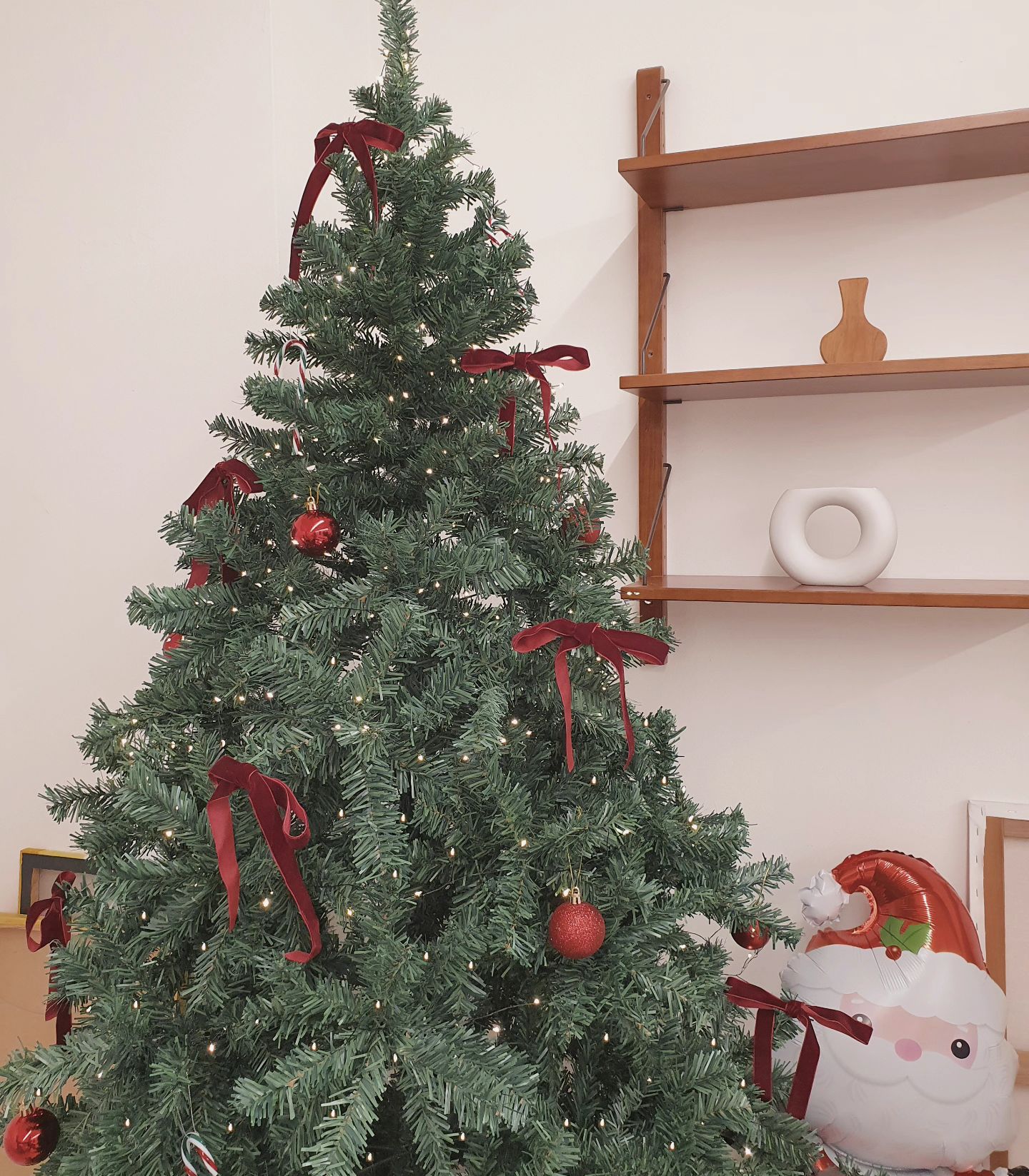 인친님들 트리를 왜이렇게
빨리 꺼내는거지 했더니
아주 그냥 한겨울이 찾아왔어요🌨

아침에 패딩이며 목도리며 싸고
출근길에 나섰는데 이게 맞나 정말
아직 11월 중순일 뿐인걸요...?

#트리리본 #남편이만듬
#리본장인
