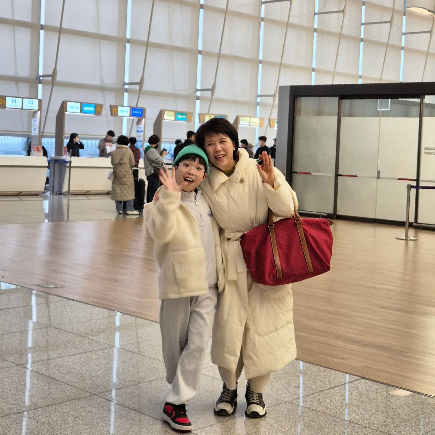 #첫째날,
9시 10분 비행기라 아침일찍 준비하고 출발!
정준이는 이사를 가고 전학가는 학교의 첫 등교날 +
새학기 시작부터 학교를 안가고 여행을 가서
난감했지만 ㅎㅎ 우짤 수 없다! 
-
3월 3일 일요일에 삿포로로 출발~
일년만에 다시만난 은혁이엉아는 여전히 쿨한훈남이었고
치앙마이에서 끝내 친해지지 못했던 하민이랑도
오랜만에 만났다, 이번 여행에서는 과연 친해질 수 있을지!
-
출발전에 어린이들에게 용돈주시는 외할아버지스폰서님 클라쓰! 2세 3세 사업가들아 열심히 크렴🩷
-
도착하니 정말 맑은 하늘에 미세먼지 하나 없이 깨끗한 삿포로 도착, 셔틀타고 공항에서 두시간동안 가야하는 클럽메드토마무 전세계 클럽메드에서 두번째로 크다는 홋카이도 토마무 과연 어떨지?
-
#홋카이도여행 #삿포로여행 #암웨이리더십세미나 #클럽메드토마무 #2024 #일본 #SAPPORO #4박5일 #3월삿포로