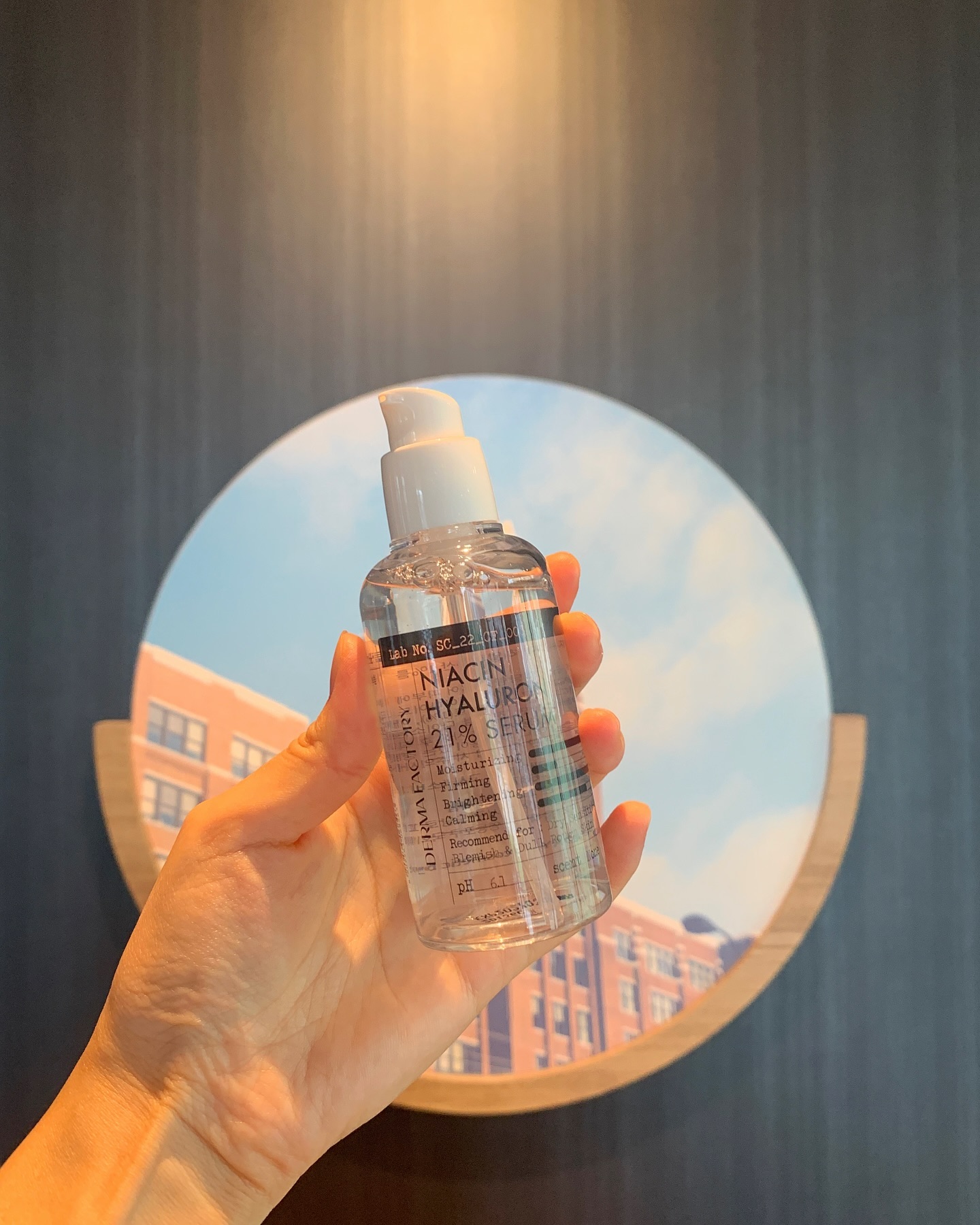 #협찬 #광고 dermafactory_official 

DERMA FACTORY NIACIN HYALURON
즉각적인 수분 충전이 필요하다면? 나이아신 히알루론21% 세럼🌬️ 나이아신아마이드 20%, 초저분자 히알루론산 1%를 함유한 수분 생기세럼으로 수분 충전으로 맑고 깨끗한 피부로 만들어줘요. 끈적임 없이 수분감이 풍부하게 느껴지는 물토너 느낌의 제형으로 스킨케어 때 편하게 사 용가능해요. 피부 속까지 수분이 채워지고 유수분밸런스가 맞아지는 느낌이 들어요. 
 

🧊 나이아신 히알루론 21%세럼
 

———————————————️ 

#더마팩토리 #나이아신아마이드 #히알루론 #잡티 #트러블 #미백 #보습 #미백