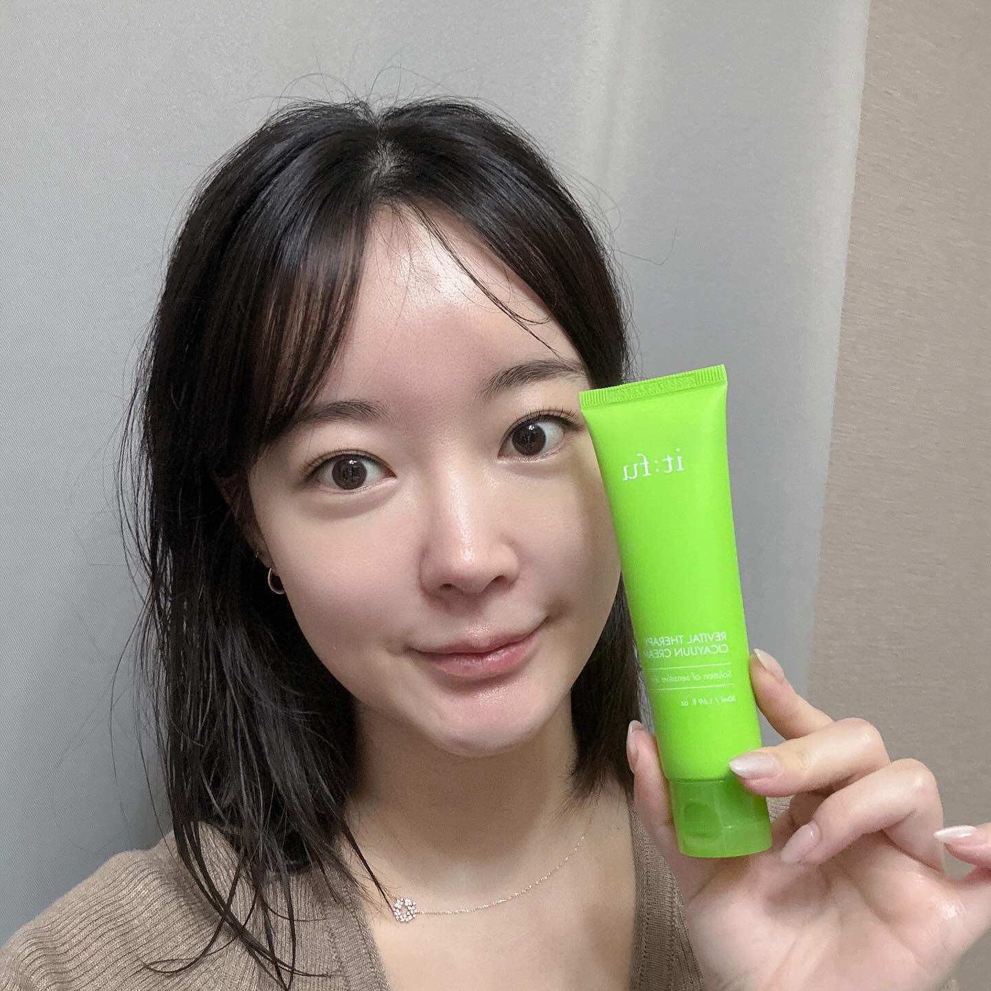 손상된 피부에 효과적인 시카를 핵심원료로 개발한 #잇퓨 #시카크림 ⭐️리페어 테라피 시카크림⭐️ itfu_official 

ꔛ환절기로 뒤집어진 울긋불긋 피부 고민을 날려줄 진정&청정 레시피 
ꔛ 3가지 시카와 부활초가 만나 모공속으로 깊게 전달할 수 있도록 초 나노 입자로 쪼개고 리포좀으로 한 번 더 감싸 급속 진정을 도와준다고 한다!!

ꔛ손상된 피부에 자극과 손상없이 청정하게 단 9일 겉부터 속까지 확실하게 달라진 피부를 만들어주는 #시카윤크림 

ꔛ 급속진정, 청정케어, 장벽강화를 하고싶다면 
자극받은 피부에도 안전한 불순물 99.9% 정제되어 청정한 초순수 정제수를 사용하는 시카윤 크림으로 관리 시작해봐요 :3

ꔛ피부 겉과 속을 깊숙히 진정시키는 시카 엑소좀! 촉촉한 크림 타입으로 피부에 닿자마자 수분을 꽉 채워주니 올 환절기엔 시카윤크림 하나만으로 빛나고 윤기나는 피부로 거듭나보아요-✨
.
.
.
.
.
#광고 #협찬 #피부진정 #트러블 #트러블케어 #크림 #시카크림 #화장품 #화장품추천 #여드름 #여드름관리 #여드름화장품 #여드름피부 #여드름케어 #여드름흉터 #민감피부
