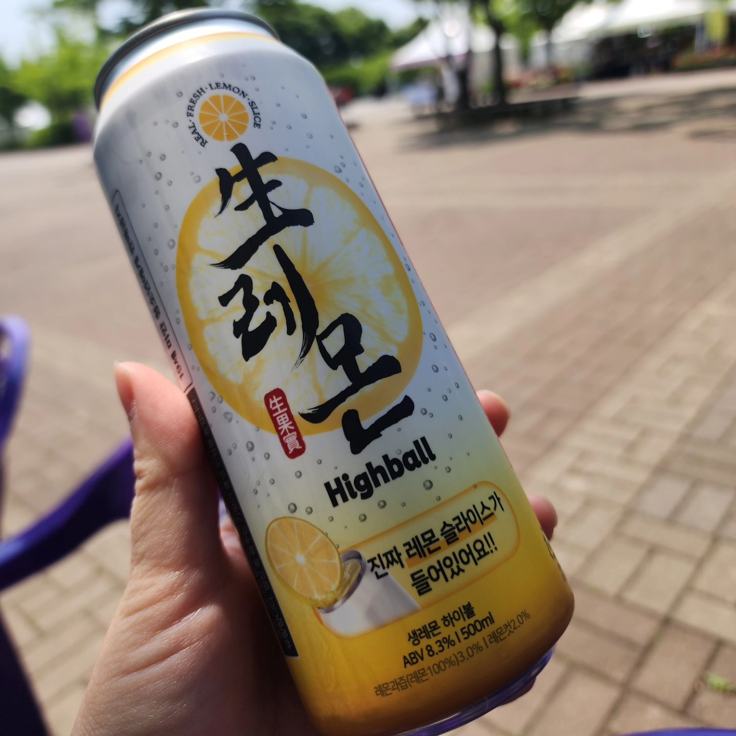 진짜 레몬이 들어있넹? 음...역시 맥주나 하이볼은 제타입은 아닌가봐요ㅜㅜ 그냥 한번 먹어본거로 만족합니다ㅋㅋㅋ

#CU #생레몬 #하이볼 

제가 요즘 일이 많아져서 피드를 많이 못 올리는데 일이 적응되면 다시 열심히 달리겠습니다
