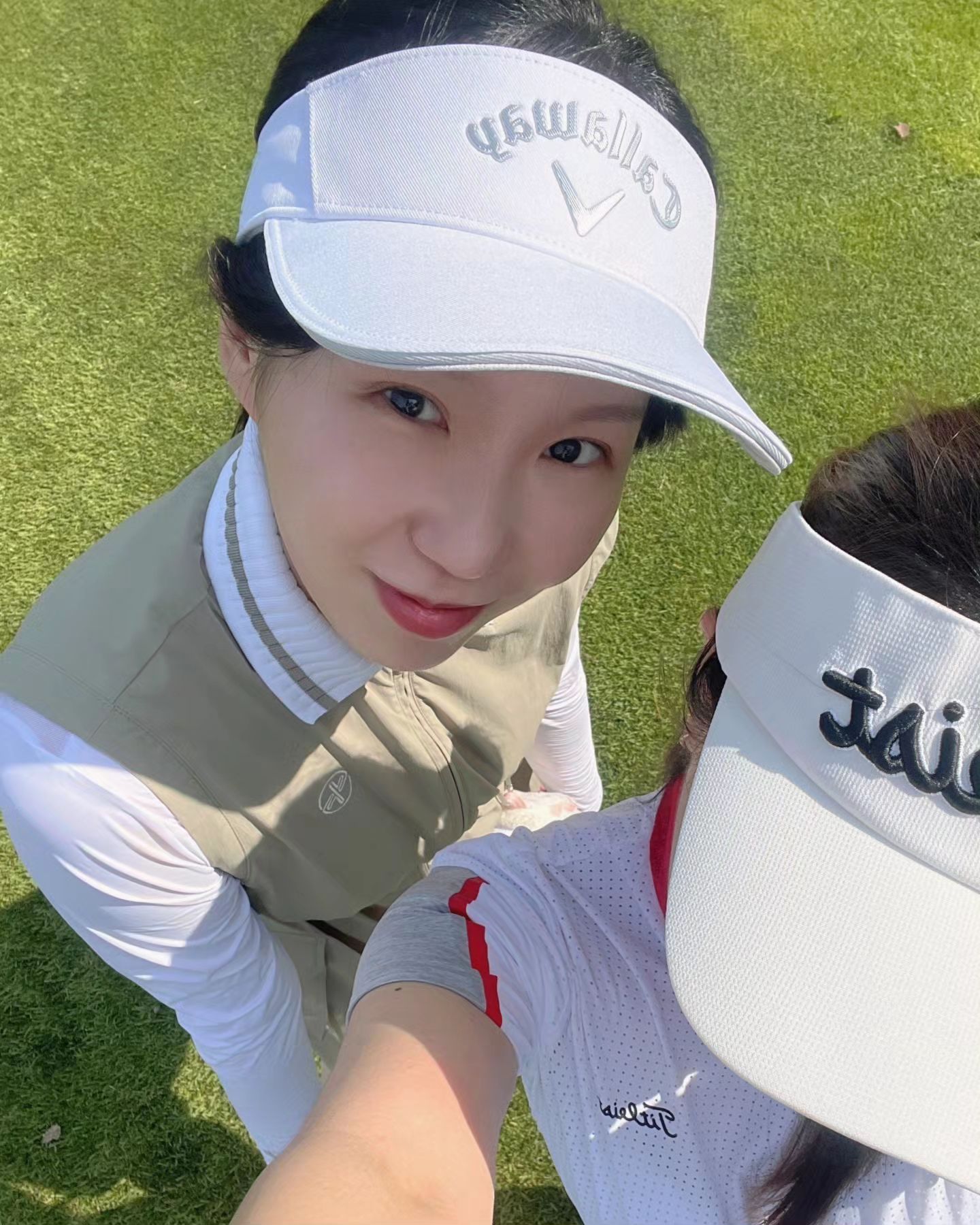 장마 시작되기 전 젤리언니랑 #대영베이스CC 라운딩 💕
새벽 티오프라 3시에 기상해서 비몽사몽했던 와중에
당겨치는 스윙 많이 고쳐져서 뿌듯하네!
근데 신경 안쓰면 무의식적으루 당겨치구 있구🤭
이제 본격적으루 숏게임 연습 가보자규💕
#이기종프로골프아카데미 회원분들 대상 8월 초에 4박 5일 숏게임 캠프가 있으니 여름휴가 때도 신나게 골프 칠 예정

#골프월례회 #서울골프레슨 #영등포골프레슨 #골린이 #골프스타그램