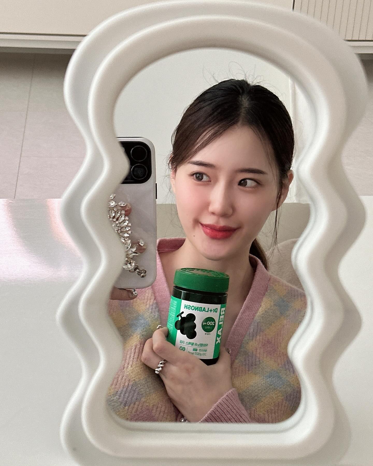 #협찬
취향따라 고민따라 골라먹는 닥터 랩노쉬 구미 4종 영양소 중 비타민, L-테아닌이 함유된 구미를 먹어봤어요 💛💚

진한 농축액과 쫀득탱글한 식감, 맛있게 골라먹는 4종 솔루션으로 다채로운 건강관리!
언제 어디서든 가볍게 2구미로 건강 챙길 수 있지용
저당이라 더욱 부담 없이 즐길 수 있어요!

물 없이 간식처럼 챙겨 먹기 좋은 맛있는 구미에용
특히 알약 형태로 된 비타민은 한번에 삼키질 못해서 씹어먹는 저로서는 구미 비타민이 너무 잘 맞고 좋답니다! 

💛닥터랩노쉬 비타민 구미(저당)    
- 비타민 B군&영국산 비타민 C로 알찬 비타민 5종 종합선물    
- 새콤달달 레몬맛 구미 2알로 비타민 일일 권장량 100% 충족! 

💚닥터랩노쉬 릴렉스 구미(저당) 
-  차분한 하루를 만들 간식, 뾰족한 마음에 릴렉스
- 청량달달 청포도맛 구미 2알로 L-테아닌 1일 200mg섭취 가능해요! 개인적으로 제가 젤 좋아하는 맛이랍니당👍🏻

입이 심심할 때, 간식이 먹고플 때, 간편하게 건강도 함께 챙기는 1석 2조 제품이고, 눈에 띄는 컬러풀한 색감으로 센스 있는 맞춤 선물하기 좋아요.

❣️또한 닥터랩노쉬를 선택할 수 있는 신뢰 포인트
 
1) HACCP 인증 제조업체에서 생산한 제품이구요.
2) 예전에 다이어트 할때 랩노쉬 단백쿠키 즐겨먹었었던 기억이 있어요! 프로틴 드링크, 단백쿠키 등으로 유명한 기능성 식품 브랜드 랩노쉬가 꼼꼼하게 만든 건강식품 브랜드 닥터랩노쉬에서 출시했기 때문에 더 친근하고 믿을 수 있는 브랜드입니다!