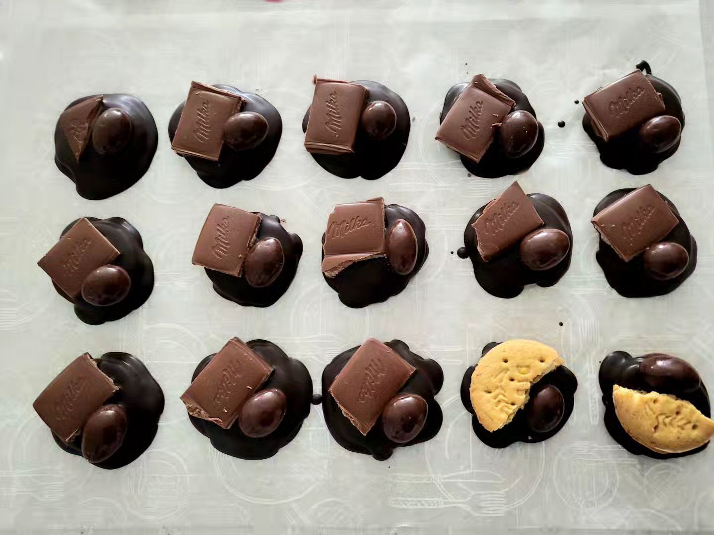🍫🍩🍪

예전엔 금손이었는데
점점 똥손이 되어가는 이 느낌🤗

그래도 만들고 나니 뿌듯하네요 
대문자 "T"인 남편 요새 뭘 자꾸 만드냐며
투덜대지만 기뻐해줘서 고마워 😘 

#어제일상 #발렌타인 
#발렌타인데이 #발렌타인데이초콜릿 
#초콜릿만들기 #사서고생하는스타일
#제제부부💕