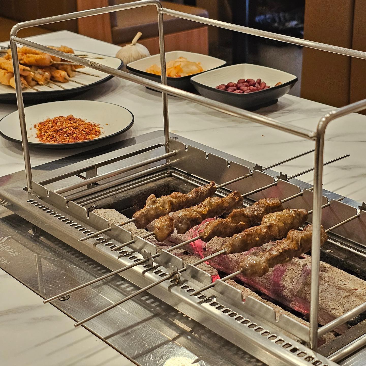 #협찬 오랜만에 좋아하는 양갈비 먹으러 
대림역 초원 양꼬치를 다녀왔어요! 😋

양갈비는 뼈가 안붙어 있어서 좋았고, 양깃머리 굉장히 쫄깃한 식감으로 쫀득하니 계속 손이가는 중독적인 맛이었어요😍

초원 양꼬치는 사장님이 초벌을 해주셔서 불맛이 입혀져 있다는 점이 특별해요💖
불맛을 좋아하는 분들께 추천하는 양꼬치 맛집 #초원양꼬치 입니다

그리고 취향에 따라 매콤한 맛 조절 가능
소스가 제공되었어요 그래서 취향껏 발라먹고 찍어먹고 그냥 먹을 수 있다는 점!

양꼬치 가게 가면 끝으로 갈 수록 잘 안익는거 경험해보셨을 것 같아요 근데 여기 초원 양꼬치는 불이 좋아서 중간이나 끝이나 고류고루 잘 구워져서 참 먹기 좋았어요

초원 양꼬치만의 특별한 점 빵응 사이드로 주문에서 빵 사이에 고기를 넣고 달짝찌근한 소스를 찍어 드셔보세요 단짠의 완벽한 조화 케밥처럼 먹어봤는데 좋았어요!

또 마늘을 주셨는데요 🧄🤍 마늘은 통으로 먹을때랑 편마늘로 먹을 때 다른데
마늘꼬치로 먹으니까 딱딱하지않고 오히려 부드럽고 크림같이 느껴져서 좋았답니다

온면의 면도 탱글하고 양파 먹어보니 절인 양파같아요 들어간 고기도 넘맛있고! 고량주를 절로 부르는 맛이었습니다😆😋
깊은 국물 맛에 해장도 초원양꼬치 온면으로 뚝딱할 수 있을 것 같아요 마늘꼬치 마늘도 넣어먹으니 풍미가 더해지네요 양도 푸짐하고 본토의 맛을 경험했습니다

대림역 양꼬치 좋아하시는 분들 들려보세요♥️

#초원양꼬치 #대림맛집 #대림동맛집 #대림양꼬치 #대림양꼬치맛집#대림회식장소#대림동양꼬치#대림꼬치맛집#대림술집#대림역양꼬치#대림동양꼬치맛집#영등포맛집#영등포양꼬치#영등포고기맛집#양꼬치맛집