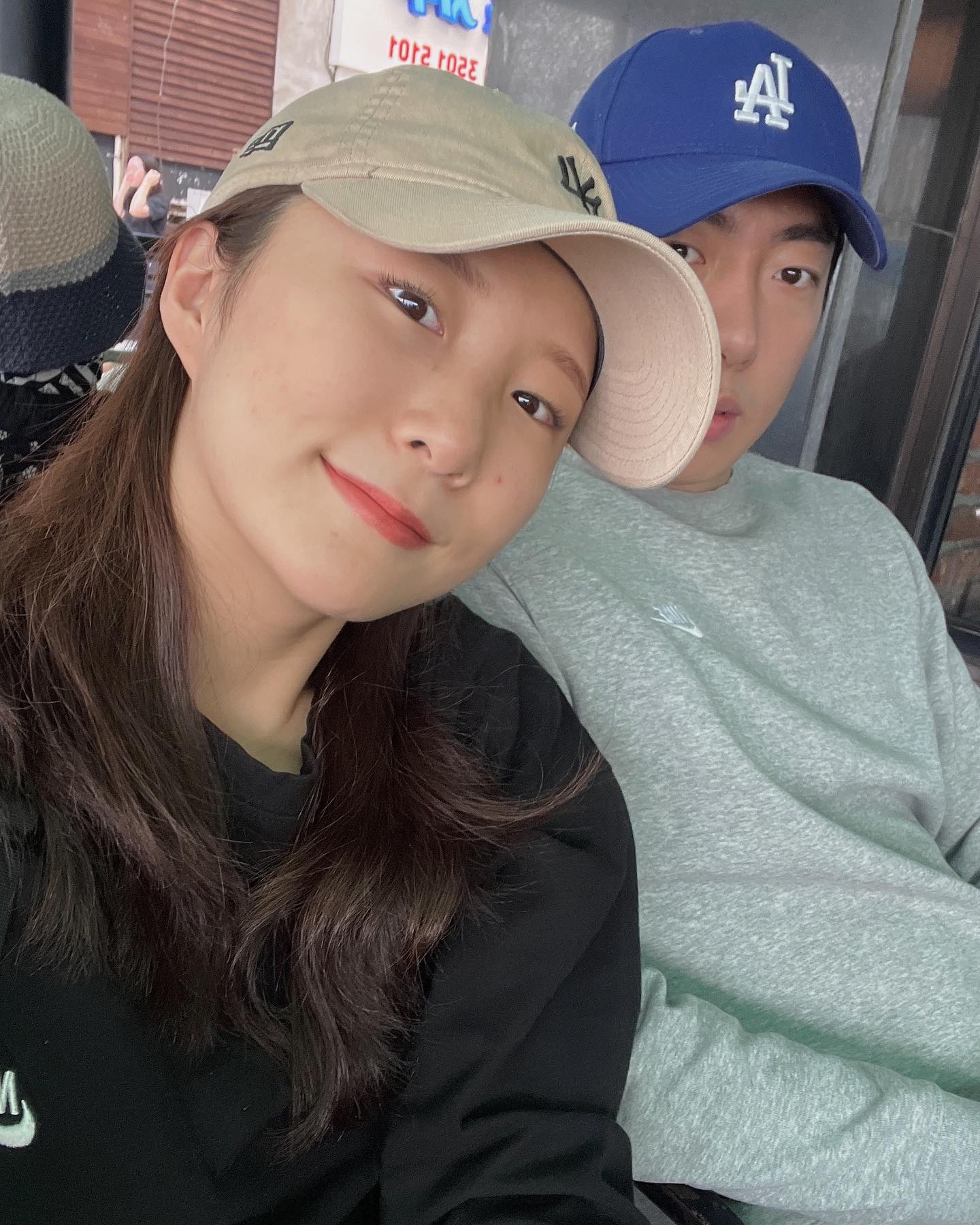 부산투어, 원드림컵, 개업준비로 정신없이 바빠서 
제대로 기념하지 못했지만 서운하거나 아쉽지 않은 이유는 
함께하는 지금이 눈물날 정도로 소중해서이지 않을까.

이기심으로 똘똘 뭉쳐있던 내가, 나의 행복만큼이나 타인의 행복을 빌어주게 된다는 게 진심으로 나누는 사랑이라 했던가?
무한싸움, 무한화해가 반복되면서 더 애틋하고 소중해지는 신기한 관계다.

고맙고 또 고마워 
많이많이 사랑해 

#2주년
