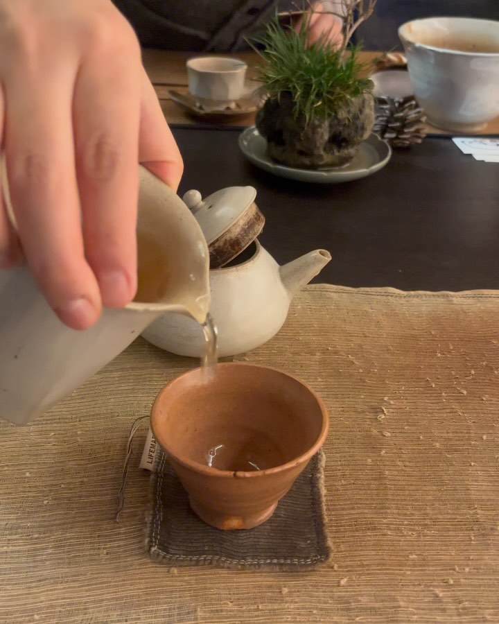 문래] - [아도]
-
<마음을 처방해주는> 찻집
-
문래 골목 길 가운데 분위기 한 몫하는 찻집. 많지 않은 다찌 좌석이라 차분하게 힐링하며 대화 나누기 좋은 곳이다. 다락방은 별도 예약 시 이용이 가능하다.
-
기분이나 마음 상황 또는 취향에 따라 차를 제조해주시는데, 리필 한 번 해주실 때 설명해주신다. 물은 두번까지 리필 가능. 어떤 마음으로 이 차를 추천해주셨을까 생각하는 파워N이라 상상하며 즐길 수 있었다.
-
산미가 있는, 꽃향이 나는, 고소한 등등 다양한 차가 있으니 심적으로 힐링이 필요한 사람에게 추천!
.
- 위치 : 서울 영등포구 도림로 125길 16, 1층
- 번호 : 0507-1364-7490
.
.
#먹고살자🍽️ #문래 #아도 #문래아도 #문래카페 #찻집 #찻집투어 #카페투어그램 #카페스타 #문래카페추천 #문래데이트 #먹팔소통 #먹팔로우 #먹팔 #먹스타맞팔 #먹스타소통 #먹소통 #먹깨비 #먹는게남는거 #먹방그램 #맛집탐방그램 #맛집기록 #카페기록 #문래동카페 #문래역카페 #소확행 #힐링
