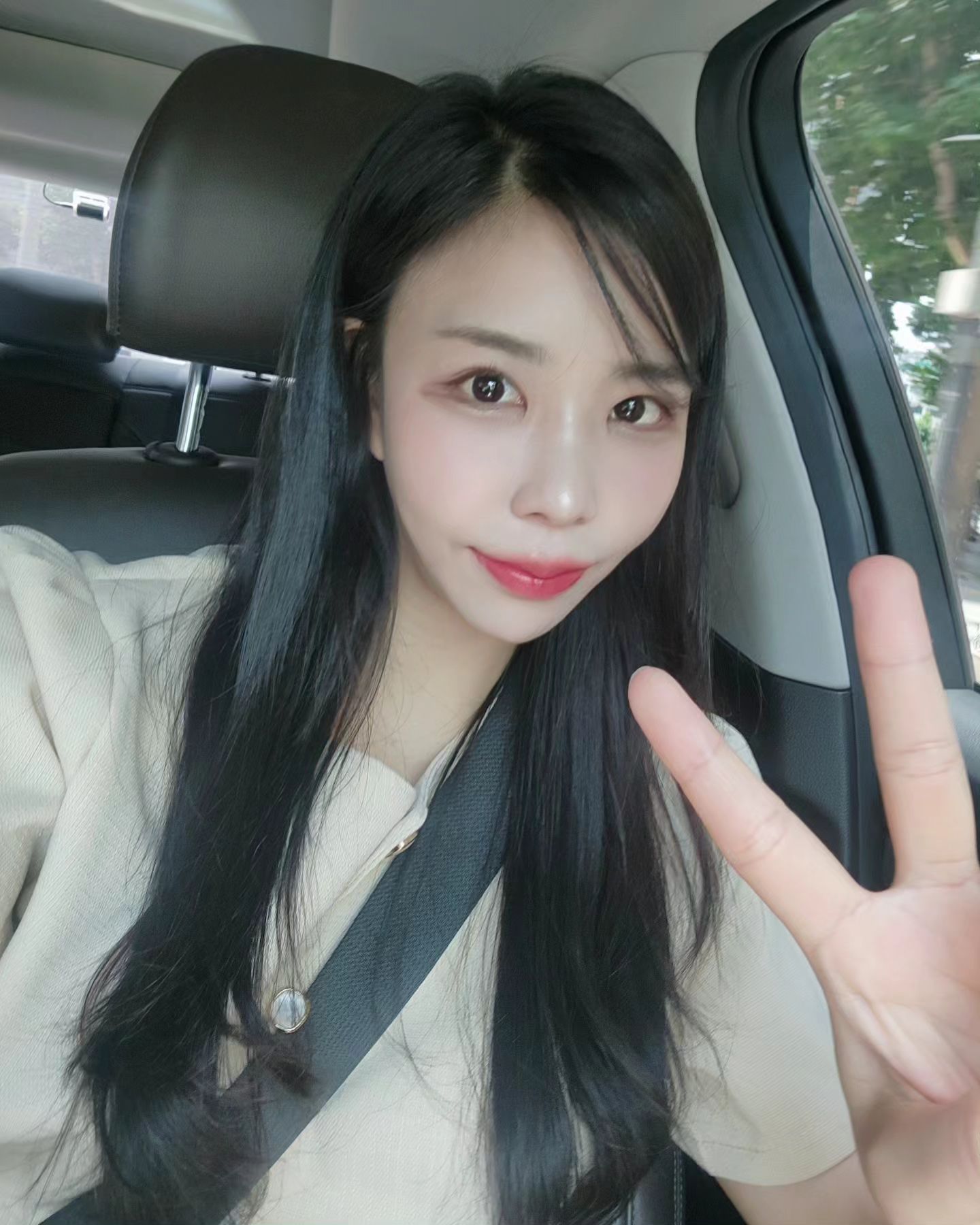 선크림을 열심히 발랐는데도 불구하구,
점점 눈 주위가 어두워지는게 보이더라구요..ㅠ_ㅠ
화장을 제대로 못지우거나 자외선에 노출되면서 다크서클로
착색이 될 수 있다고 했어용..ㅠㅠㅠ

그래서 레이저시술과 토닝도 5회나 끊어서 지속적으로 
시술 받아보고 있는데 점점 효과가 나타나능 것 같아영 ! 😍❤️

착색된 건... 홈케어로는 힘들 다는 걸 깨달았구용..ㅎ 🤣🤣🤣
다크서클 때문에 고민이신 분들에겐 완전 강추드립니당👍👍!

#눈밑지방재배치 #눈밑지방재배치레이저 #다크서클시술 #다크서클레이저 #다크서클필러 #피부 #피부시술 #다크서클 
#피부과 #피부과추천