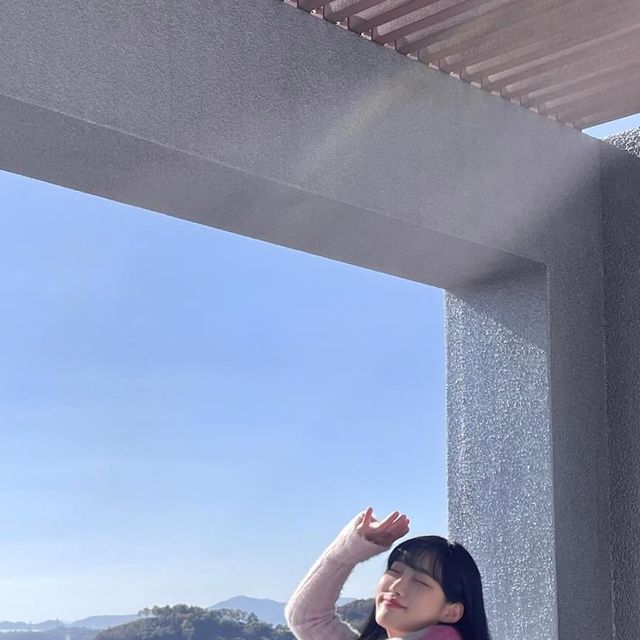 O__xzzi on Instagram: "여수천사벽화마을이 다 보이는 로션뷰 ‘낭만카페’에 다녀 왔어요🌊 들어가자마자 통창으로 보이는 오션뷰는 낮에도 예뻤지만 저녁에 야경뷰도 궁금하더라구요✨ ⠀