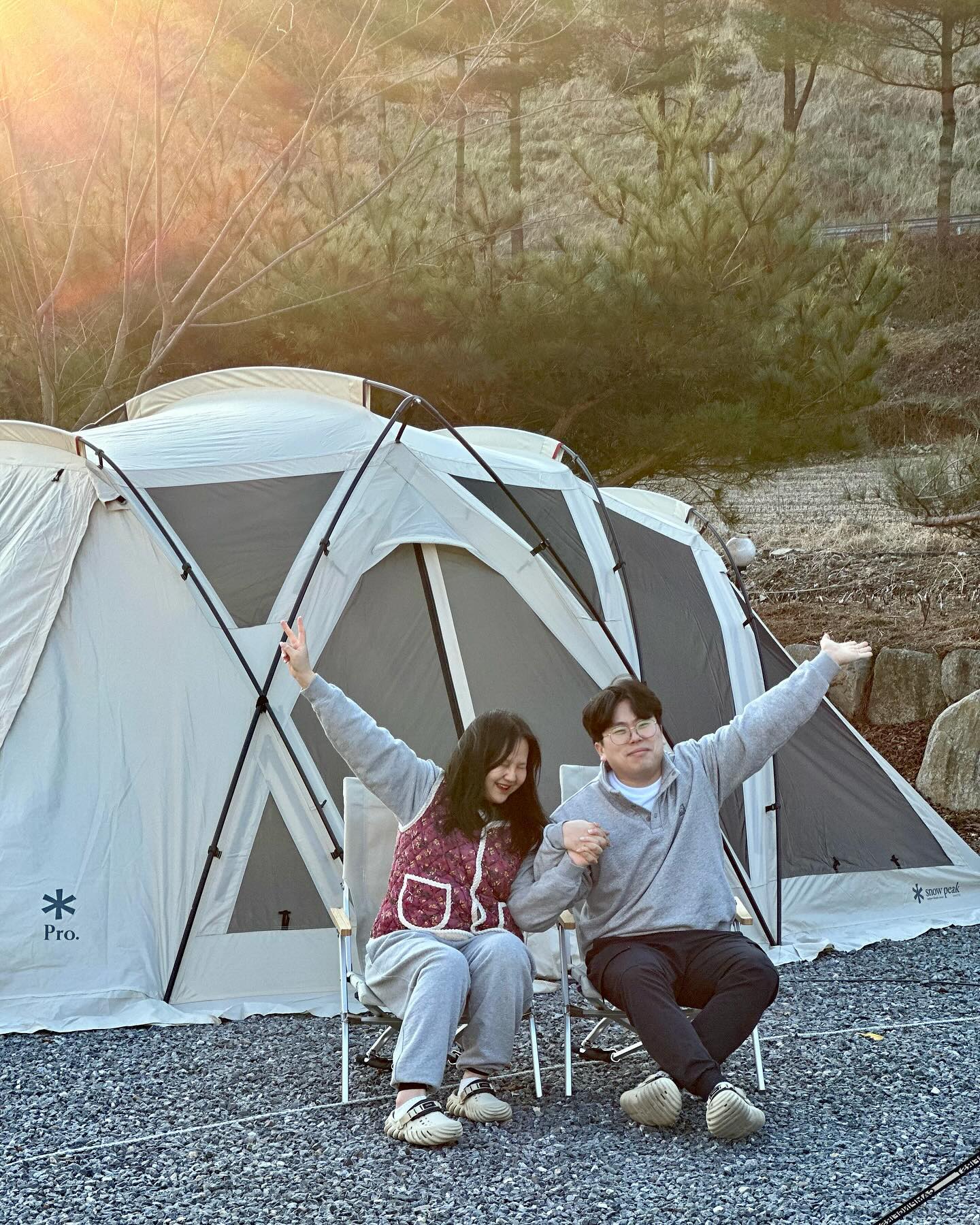 #캠핑일기 #캠핑기록 

캠핑 n년차 코니의 열두번째 일기(⸝⸝⍢⸝⸝)♥

• 짜잔! 오늘 기록하는 이 피드는 24년 첫 캠핑 기록피드! 정말 웃긴게 카즈미 뉴아티카들고 처음 캠핑왔던 그 캠핑장인데, 그때도 미세먼지+황사+비까지 왔던... 어어어어엄청난 극악의 환경이었는데 이번엔 미세먼지 최악..🤢 그래도 그때보다 덜 최악이지만ㅋㅋㅋㅋ이 캠핑장만 오면 미세먼지가 안좋다며 이상한(?)징크스를 만드는 코니입니둥..🙄

• 지난 해 우리에게 주는 선물로 생각하고 장만했던
#스노우피크 #리빙쉘롱프로! 저번에 시험피칭을 했었는데
사진을 안찍어놔서, 기록상 이번이 첫피칭인걸로🤭ㅋㅋㅋ

• 웃는게 어색한 로봇짝꿍🤖.... 언제쯤 예쁘게 웃어줄꺼니🤔...?
누가 그를 이렇게 만들었는가?(난가..?🤔)

푸른 용의 해🐉 2024년!
인친님들! 올 한해도 코니와의 소통 잘 부탁드려요!🫶
그리고, 모두 건강히! 무탈하게! 안전하게!🫡
즐겁고 행복한 캠핑라이프 즐기시길 바랍니다💚
새해 복 많이 받으세요🙇🏻‍♂️🙇🏻‍♀️❤️