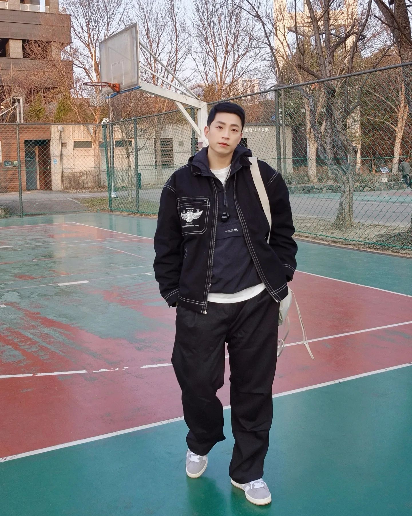 #협찬 무슨 옷을 걸쳐도 세상 힙해지는 인생바지 찾았어요✌️

<인터섹션 드레이프 파라슈트 팬츠>는 후들거리지 않는 적당한 두께감에 무릎 아래쪽으로 재단이 정말 입체적으로 들어가 있어서 파라슈트 팬츠 특유의 실루엣이 잘 살아있는 바지예요🤗

바지 밑단쪽에 드로우스트링이 들어가 있어서 핏을 조거느낌으로 자유자재로 조절할 수 있고 요즘 유행하는 오버핏의 넉넉한 실루엣이라 체형 관계없이 간편하게 스트릿무드 연출 가능하답니다😆

부드럽고 가벼운 소재로 착용감도 편해서 사계절 입어도 좋고 그레이/블랙 2가지 컬러가 있어서 다양한 연출이 가능하답니다! 여러분도 봄나들이 가실때 인터섹션 드레이프 파라슈트 팬츠로 다양한 룩 연출해보세요👍

👖 182cm/80kg
model wearing size 1

#인터섹션 #남자바지 #남자팬츠 #데일리룩 #남자데일리룩 #카고팬츠 #파라슈트팬츠