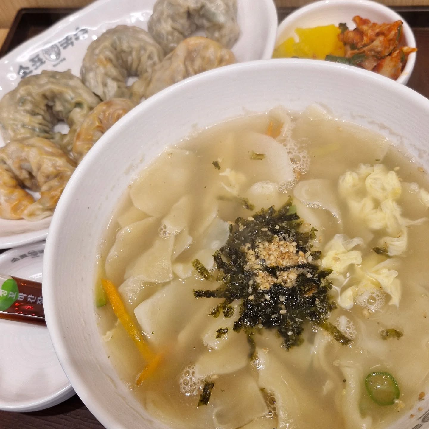 #소표국수 #신림맛집

안녕하세요 이번에 소표국수 신림 맛집에 다녀왔는데요
국수집이지만 수제비도 하고 있답니다!!
저는 칼국수도 좋아하지만 수제비를 더 좋아해서 이번에 수제비를 먹고 왔는데요

수제비는 쫄깃탱탱했씁니다
그런데 국물이 참 맛있더라구요
국물이 진하고 감칠맛이 좋은게, 국물만 들이켜도 배가 부른 기분이었습니다!
김치를 곁들여 먹으면 더 맛있더라구요 ㅎㅎ
국물이 맛있는 거 보니까 어떤 메뉴를 주문하셔도 맛있게 먹을 수 있을 거 같았어요

그리고 소표국수의 존맛탱인 만두도 주문해서 먹었습니다!

여기 만두가 진짜 찐으로 맛있거든요...
만두피가 정말 얇고 속은 꽉꽉 채워져있는데
고기만두, 김치만두 할 것없이 두 종류 다 맛있으니까
저는 개인적으로 반반만두로 주문해서 드시는 거 추천드릴게요!

#소표국수신림역점#신림역국수#신림역점심#신림역한식#신림역칼국수#신림국수#신림점심#신림한식#신림칼국수