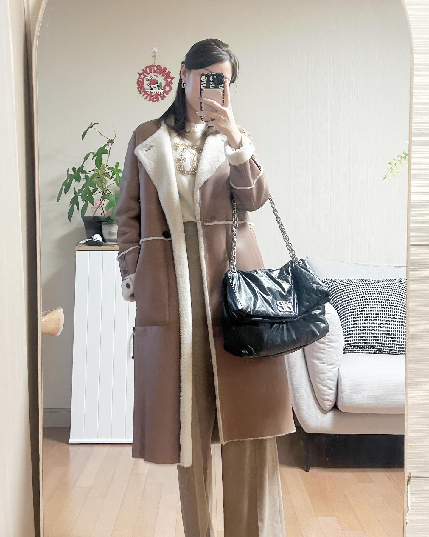 #glamjh_ootd #뗘니룩 #협찬 
금요일은 블링블링✨
가진 옷 중 가장 따숩한 롱무스탕,
그리구 mildfriday 에서 보내주신 귀걸이🎀
보내주신 귀걸이중에 가장 제 스타일이에오..🥹🥹
연말에 블링블링하게 포인트 주기 넘 좋아효🫶🏻

Top : time___official 
Bottom : time___official 
Outer : bereniceofficiel 
Acc : mildfriday 
Bag : balenciaga