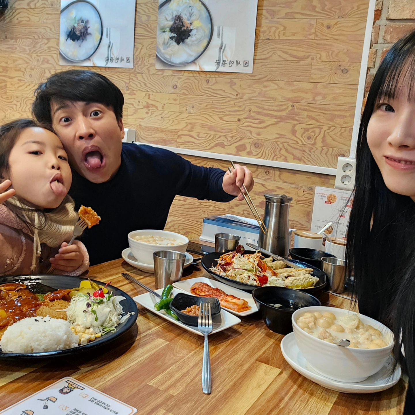 .
따뜻한 콩국 먹으러 출동👨‍👩‍👧
seyeon_kongcook

👉 찹쌀콩국+반반콩국+돈까스+비빔만두

✔️ 국내산콩100%
 청정지역 영주와 청송의 우리콩 100%
✔️ 두부비린내가 나지 않는 깊고 깔끔한 콩물
✔️ 매일 새벽 정성들여 끓여내는 믿을수 있는 콩물
✔️ 남녀노소 누구나 좋아하는 온가족이 함께 먹을 수 있다는😄
✔️ 콩국 뿐 아니라 돈까스, 비빔만두 등 사이드도 맛있는 진정한 맛집:)

#세연콩국 #대구콩국 #대구콩국맛집 #대구명덕역맛집 #대구중구맛집 #대구돈까스 #대구만두 #놀면뭐하니콩국 #대구시내맛집