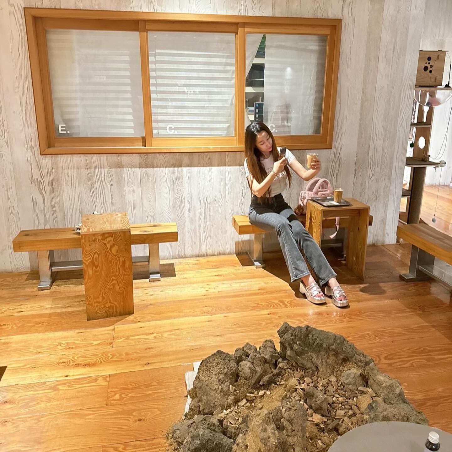 #자부

급!!!! 너무 오랜만에 카페.
내 동생 혼자 밤에 우리집 왔길래 둘이서 카페카페 ❣️

맨날 보던집인데 핫플이라뇨 ㅋㅋㅋㅋㅋㅋㅋ몰랐눼?

그래도 간먼에 기부니가 좋다 🐰

#교동카페 #향촌동카페 #ecc #다리길게찍어줘서고맙 #ㅋㅋㅋ
#카페순이 #선배에게조언듣기