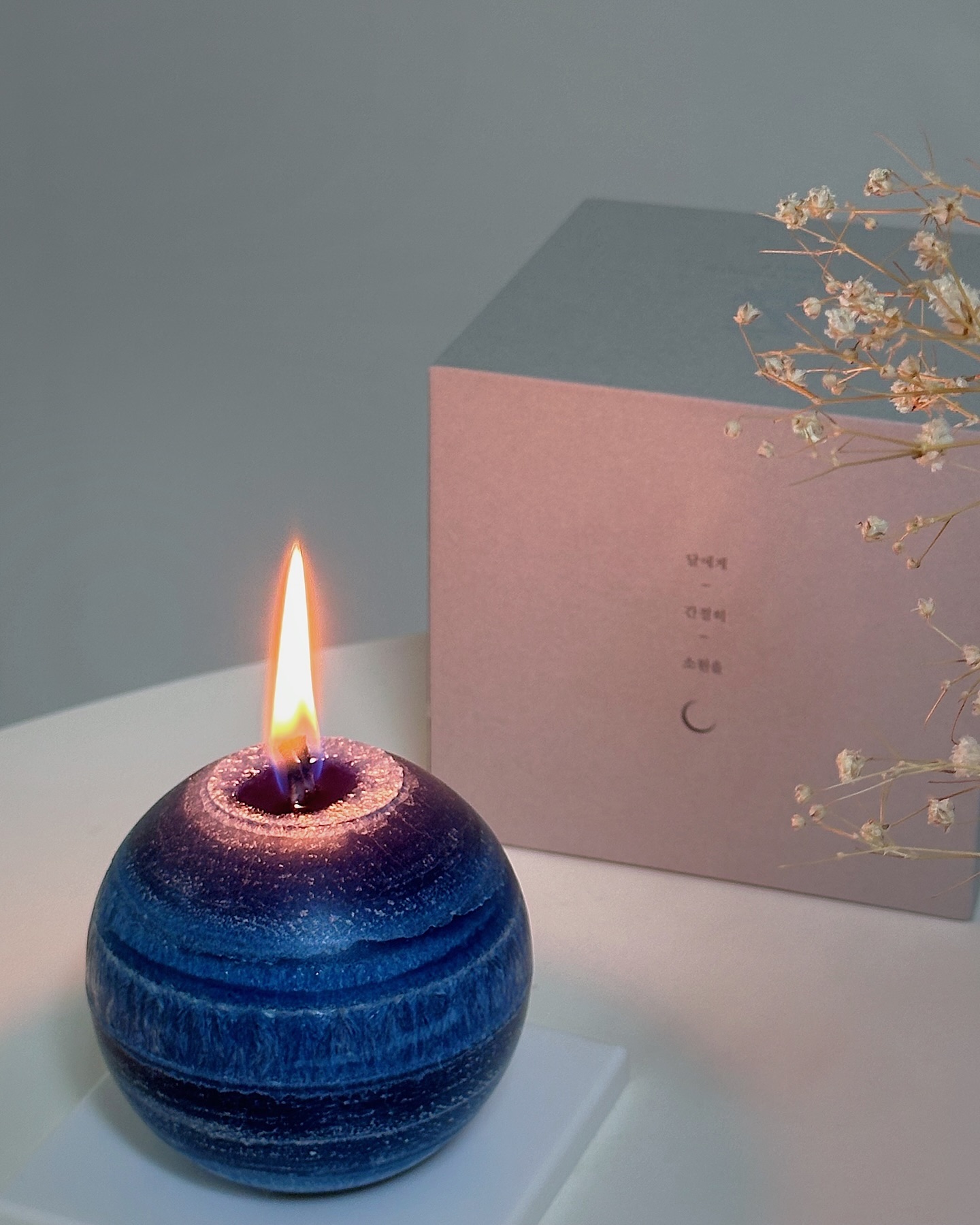 #광고 소원을 담은 특별한 캔들 위시앤징크스 위시캔들이에요 🕯️알록달록 예쁜 색감의 캔들은 초를 다 태우고 나면 천연석이 나오는데 직접 팔찌를 만들 수 있다는 사실! 
인테리어용으로도 예쁘고 초를 켜도 분위기 있어요 💗 위시카드에 소원도 적어보면 이루어질 거 같은 기분 좋은 시간이었어요 ☺️ 소중한 주변 사람에게 선물해보세요 의미있는 선물로 기억될 것 같은 💝

#위시앤징크스#위시캔들#캔들선물#시험선물#집들이선물#연인선물#캔들추천#오브제캔들