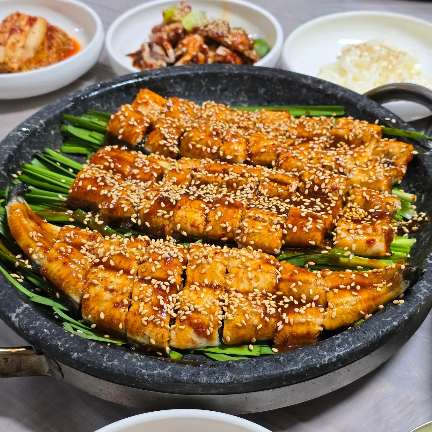 #협찬 #🐷 #경주여행 #경주민물매운탕

경주에서 찾은 진짜 맛집👍❤️
우리동네에 있었으면 매주 갔을텐데 경주에 있다니 아쉽🥲

2인세트 장어인데 세마리나 주시고 참게매운탕까지!😋
장어 양념도 달달짭짤 너무 맛있고
시원칼칼 매운탕도 밥도둑으로 딱😘

사진보니 또먹고싶어요😢

#경주동궁원맛집 #경주매운탕 #경주민물매운탕 #경주cc맛집 #경주맛집 #경주찐맛집 #경주모임 #경주모임장소 #경주회식 #경주회식장소