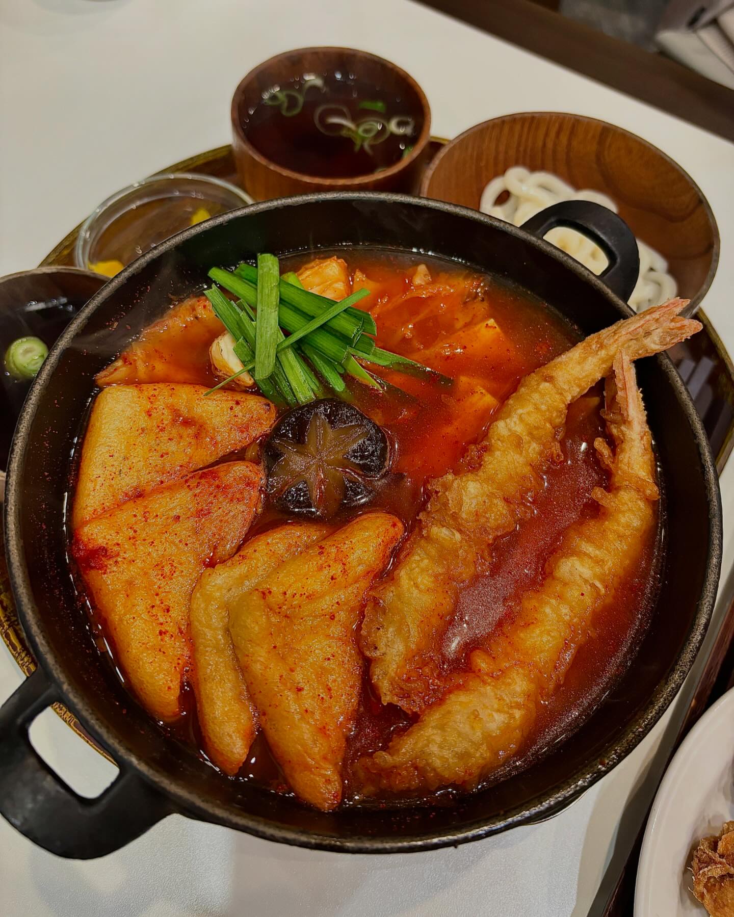 #온기정 
📍 온기정 신세계백화점 대구점 📍

📌주문 메뉴📌
-2인 세트 43,000₩

김치 덴푸라 나베 + 나베 우동사리 + 유자 폰즈 토마토 샐러드 + 치킨난반 + 스테키 텐동(선택가능) + 탄산음료 2개

▪️ 위치 : 대구 동구 동부로 149 신세계백화점 8층

▪️ 영업시간 : 월화수목 11:00~21:30 
(브레이크타임16:00~17:00, 라스트오더 20:30)
- 금토일/공휴일 11:00~21:30 (브레이크타임 X)
- 백화점 휴점 시- 백화점 휴점 시 휴무

▪️ 전화번호 : 0507-1334-6858

⚠️아쉽다는 리뷰가 다수 존재. 
확인 후 방문 추천합니다.🔍
•
•
•
#온기정신세계대구점 #온기정가로수길 #온기정텐동 
#텐동 #텐동맛집 #텐동식당 #동대구역맛집 
#신세계백화점대구점 #신세계맛집 #저메추