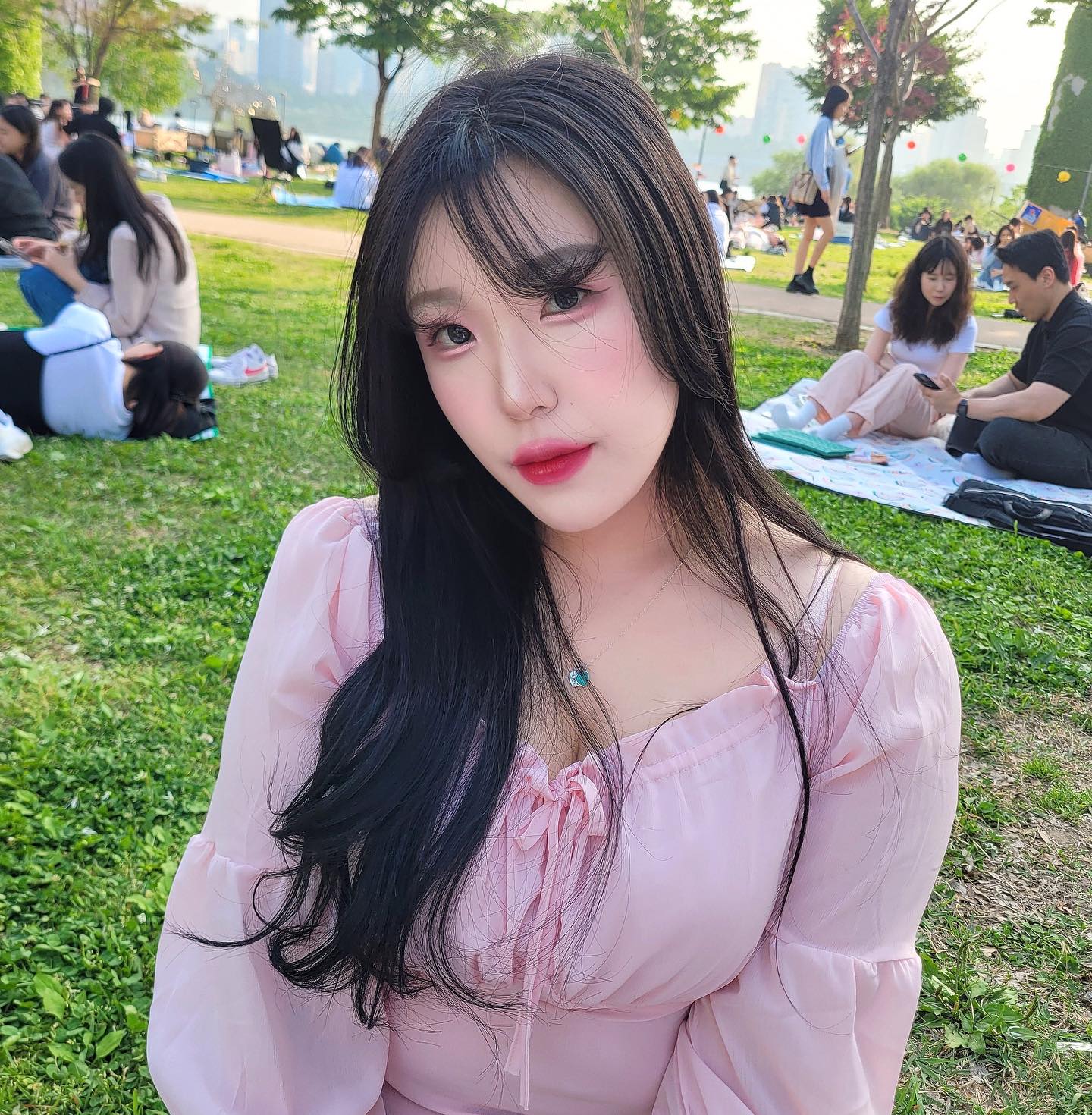 인생샷 뒤에는 친구들의 노오력이 있음을 잊지 말쟈..!🫶🏻🌸🌼💓