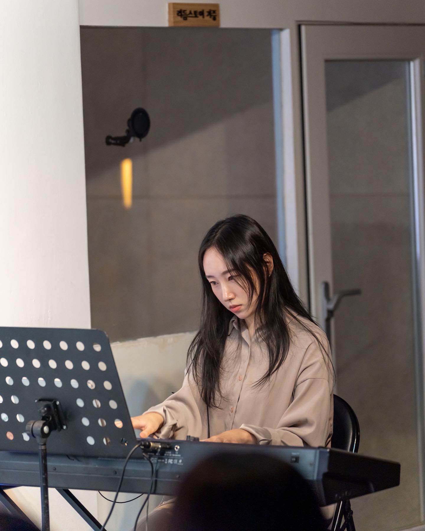 소소한 근황.

틱톡 팔로워 30만이 되었네요, 감사합니다 🫶🏻

그리고 또, 좋은 기회로
제가 틱톡 앰버서더가 되었습니다
틱톡코리아 대표 크리에이터로 활동하고 있어요

처음 시작은 작은 취미생활이었는데
어쩌다보니 여기까지 오게 되었네요
신기한 하루하루를 보내고 있습니다

제 콘텐츠를 좋아해주시는 팔로워분들께 감사드립니다
항상 행복하셔요 🤍

(쓰고보니 수상소감같네 .. 🫥)

Thank you for 300,000 followers on TikTok 🫶🏻

And with a good opportunity
I became a TikTok ambassador
I’m a representative creator of TikTok Korea

I started it as a hobby,
but it’s amazing that I came this far

Thank you to my followers who like my contents
Always be happy 🤍

(Writing it, it looks like an award speech... 🫥)