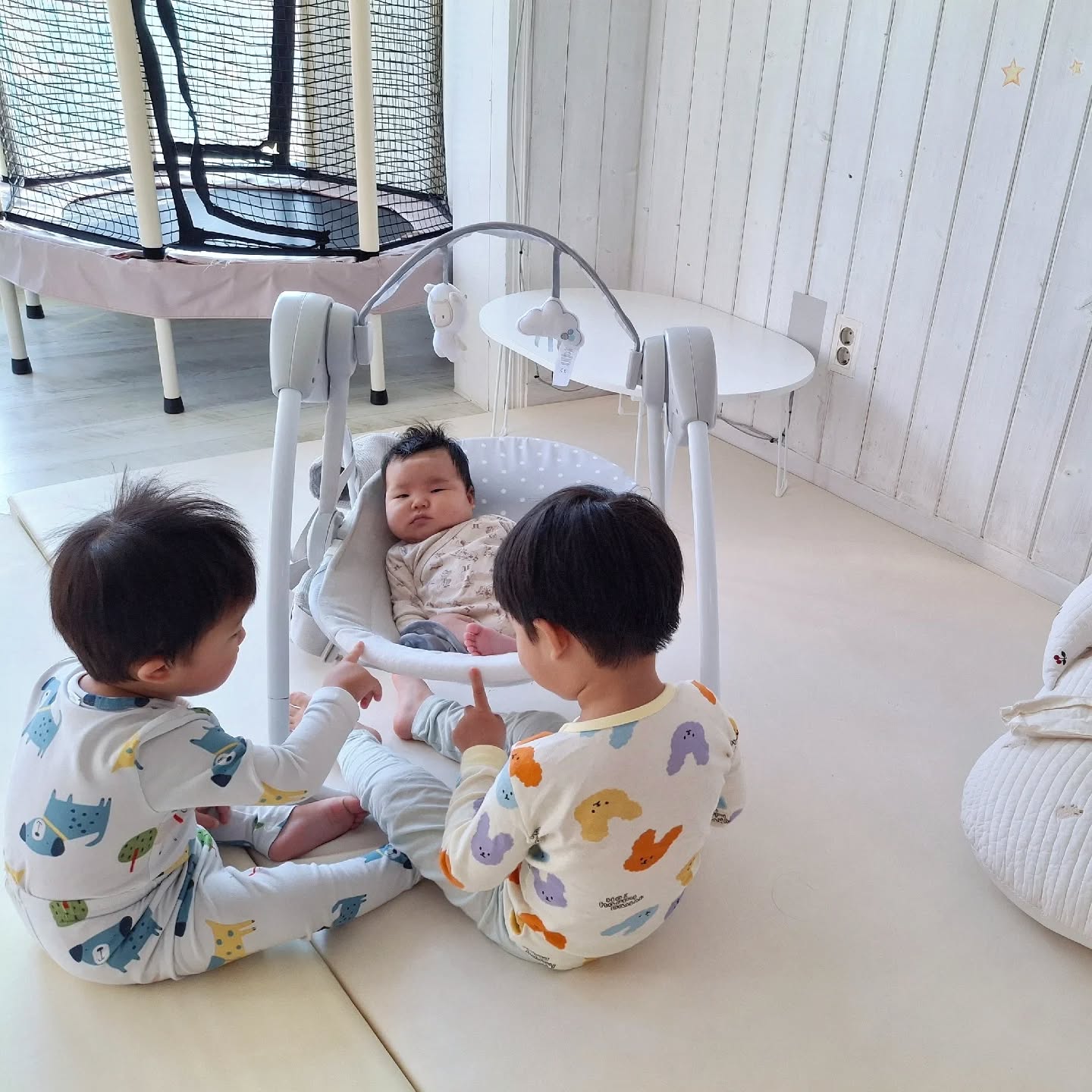 요즘 가온이가 점점 커가면서
이든이랑 많이 싸우기도하고
그만큼 둘이 노는시간도 늘어나고
막둥이도 잘 봐주려는 모습이(?) 이쁘다🤣

오늘 주말이라 체력뺄겸 텃밭에가서
무랑 배추도뽑고 흙만지면서 놀았더니 
애들도 만족하고 하루 알차게보냈다👍🏻

우리 또 다음주 잘 지내보자❤