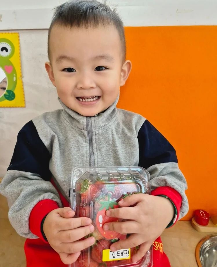 진짜 간만에 올리는 김따 일상ㅎㅎ
이게 얼마나 반가운 일이던가.. but
또 기침함...아오..
괜찮아 괜찮을거야ㅠ

따미니 쌍커플 생김..
생긴지 열흘정도 됐는데 안없어지네.

근데..왜..한쪽만..?..
큰일이네...ㅋㅋㅋ

#김태민 #딸기농장 #어린이집생활 #김따일상