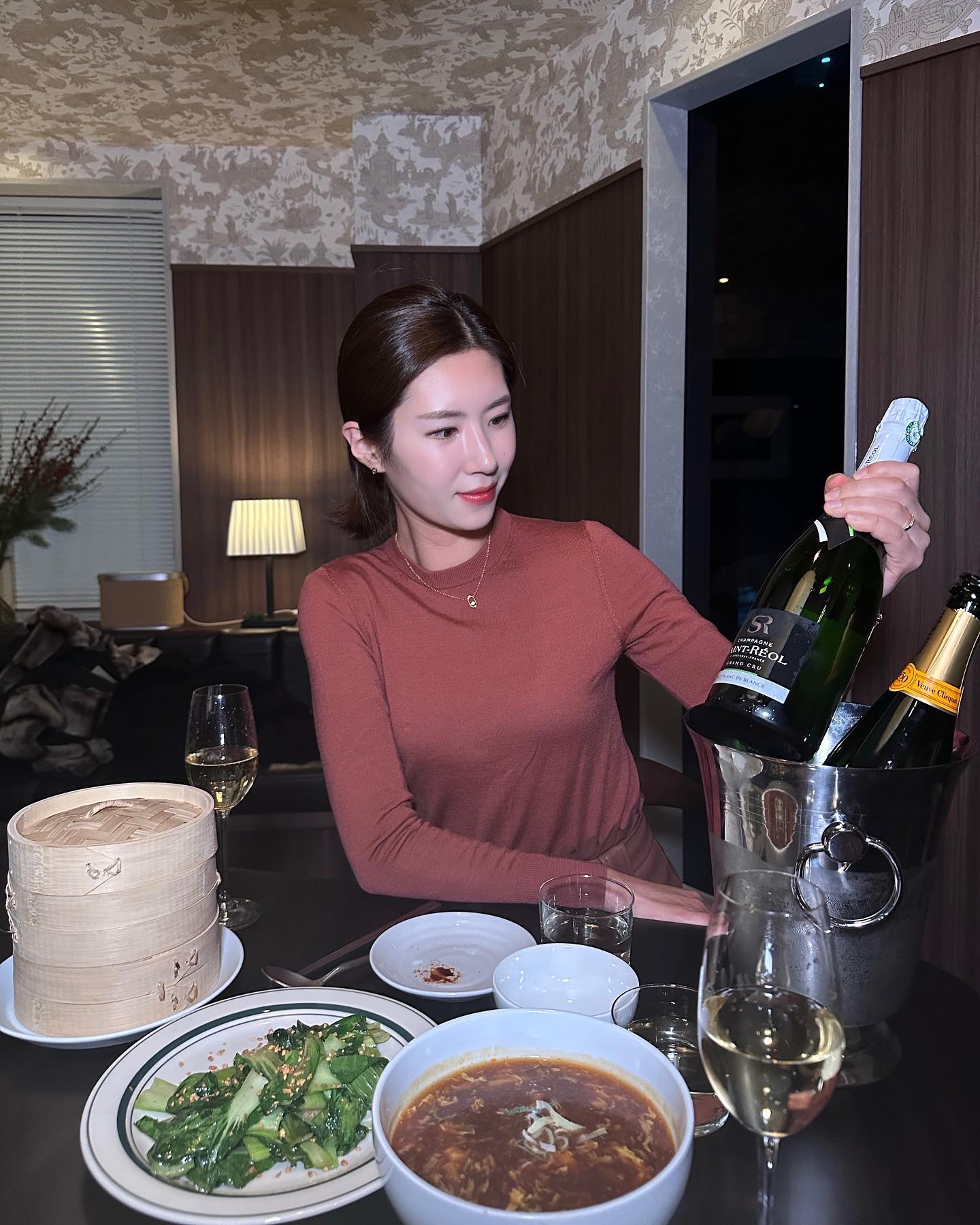 비밀의문을 열고들어가면
눈이 또잉 👁️ 떠지는 럭셔리한 프라이빗룸이 딱❤️
벽지부터 고급져요 아는사람은 다 아는 찐럭셔리
룸은 딱 2개 뿐이라구요 🍽️😎
아메리칸중식을 제대로 즐기고 싶으시다면 꼭 방문해보세요
#스파이시크랩 #오렌지치킨 은 진짜 강력히 추천
고추까지 바사삭 다 씹어먹은건 처음이에요 ㅋㅋㅋㅋ
중식과 샴페인은 궁합이 찰떡 #생레올 #뵈브 사랑ㅎ ㅐ❤️
그리고 운명적으로 만난 #VASO  ㅎ ㅏ 레드와인 올라갈수록
입안은 행복한데 우리집 지갑이 걱정이네 👀😆

#미미회 #아이언케이스 #압구정로데오맛집 #아메리칸중식 #생레올그랑크뤼브뤼