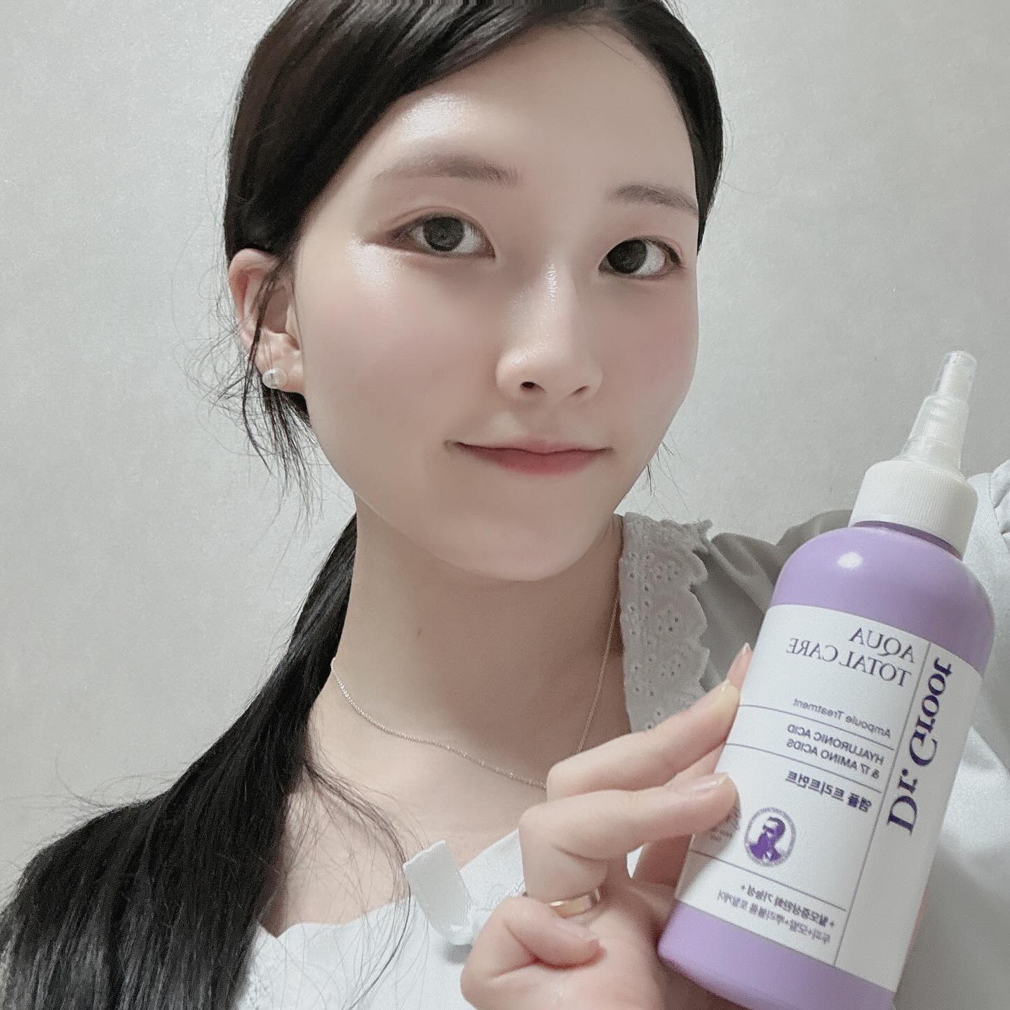 #협찬 dr.groot_official 
💧부드럽기만 한 트리트먼트 NO!
두피부터 바르는 토탈케어 트리트먼트!  ▶️ 두피부터 모발까지 영양을 공급해주는 토탈케어 트리트먼트 닥터그루트 아쿠아 토탈케어 앰플 트리트먼트를 소개합니다   🌱머리가 축 쳐지는 트리트먼트 NO!
5초만에 부드러움 + 뿌리볼륨 100시간 지속!  ▶️ 떡지지 않는 가벼운 앰플 제형으로 5초만에 부드러움 개선은 물론, 뿌리볼륨 100시간 지속되는 볼륨 트리트먼트입니다

💜위생적인 캡!
예쁜 컬러감의 깔끔한 디자인!
▶️ 윗부분이 고깔캡이라 돌려서 사용 후 다시 돌려 서 닫아주면 위생적으로 보관 가능해서 굿굿! 양 조절도 쉬워서 사용하기도 편했습니다

👍🏻요즘 붙임머리를 하다보니 머리도 많이 빠지고 잦은 고데기로인해 많이 상했었는데 사용 후 차분하고 부드러워진 모발과 두피의 유수분 밸런스 개선이 도움이 되어 보송하고 뿌리볼륨도 풍성해진 느낌입니다!

단 한 번의 사용으로도 결개선에는 굉장히 도움된 제품이었고 식약처에도 보고 완료 된 탈모케어 제품이라 믿고 사용할 수 있었습니다. 두피와 모발에 둘 다 사용할 수 있는 트리트먼트 추천드립니다.
•
•
•
#닥터그루트 #아쿠아 #올리브영추천템 #트리트먼트 #두피트리트먼트 #볼륨트리트먼트  #김지영트리트먼트 #김지영PICK #5초만에부드러움