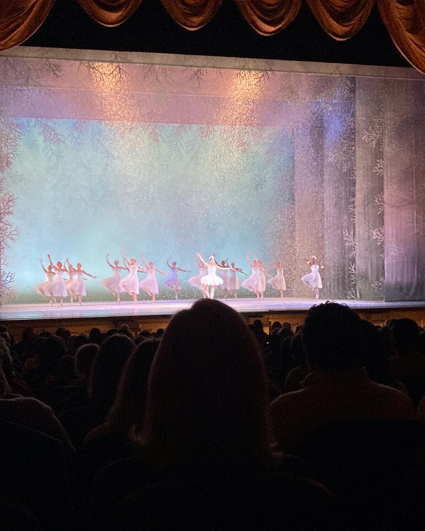 Immersed in the fascinating world of San Francisco Ballet’s Nutcracker today!

Every scene, from graceful ballet to the mesmerizing snow scene, was a symphony of beauty. The Orchestra Premium seating provided the perfect view for this amazing ballet performance✨🩰🎻 

샌프란시스코 발레단 호두까기 인형 공연의 아름다움에 감동한 오늘❤️

우아한 발레와 아름다운 설경까지 모든 장면에 흠뻑 빠져들었어요. 순식간에 지나갔지만 여운은 오래오래 남을 것 같아요😍
준비한 오케스트라 프리미엄 좌석은 발레 공연을 가까이에서 즐길 수 있어서 아이에게도 딱이었던 것 같아요. 

#sanfrancisco #sanfranciscolife 
#nutcrackerballet #magicalmoments
