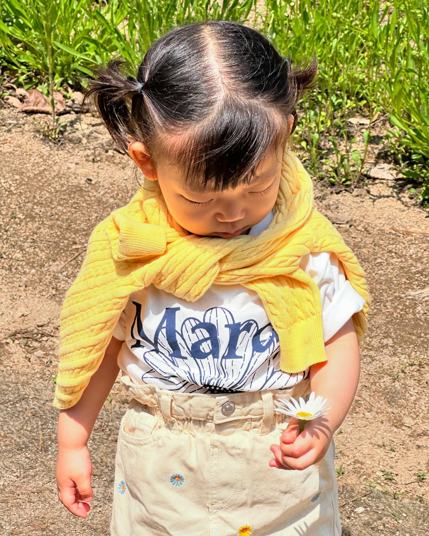 예쁜 꽃 사이에 꽃보다 예쁜 병아리 은효 🌼
꽃이 아무리 예뻐도 꺾으면 안된다는 걸 이해하지 못하는 24개월
부쩍 커버린 은효와의 나들이는 꽤나 흥미롭고 즐겁다.
포천- 평강랜드
