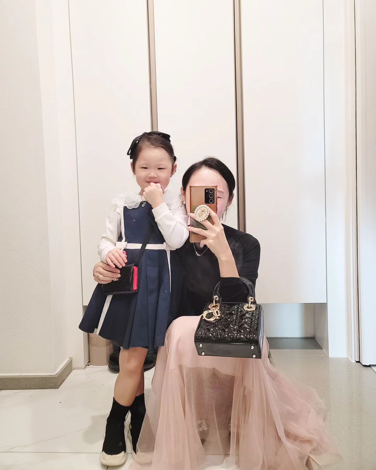 엄마 구두 탐내는𓂃 설아씨와 
결혼식 다녀왔어여,,

결혼식 다시 올리고 싶게 예쁘게 만들어 놓은 #보타닉파크웨딩 

음식도 넘 맛있구요🤎

.
.
.
.
.
.

#밥타닉파크웨딩#보타닉키친#강서구웨딩홀#감성가득#뷔페맛집#마곡#육아#육아소통