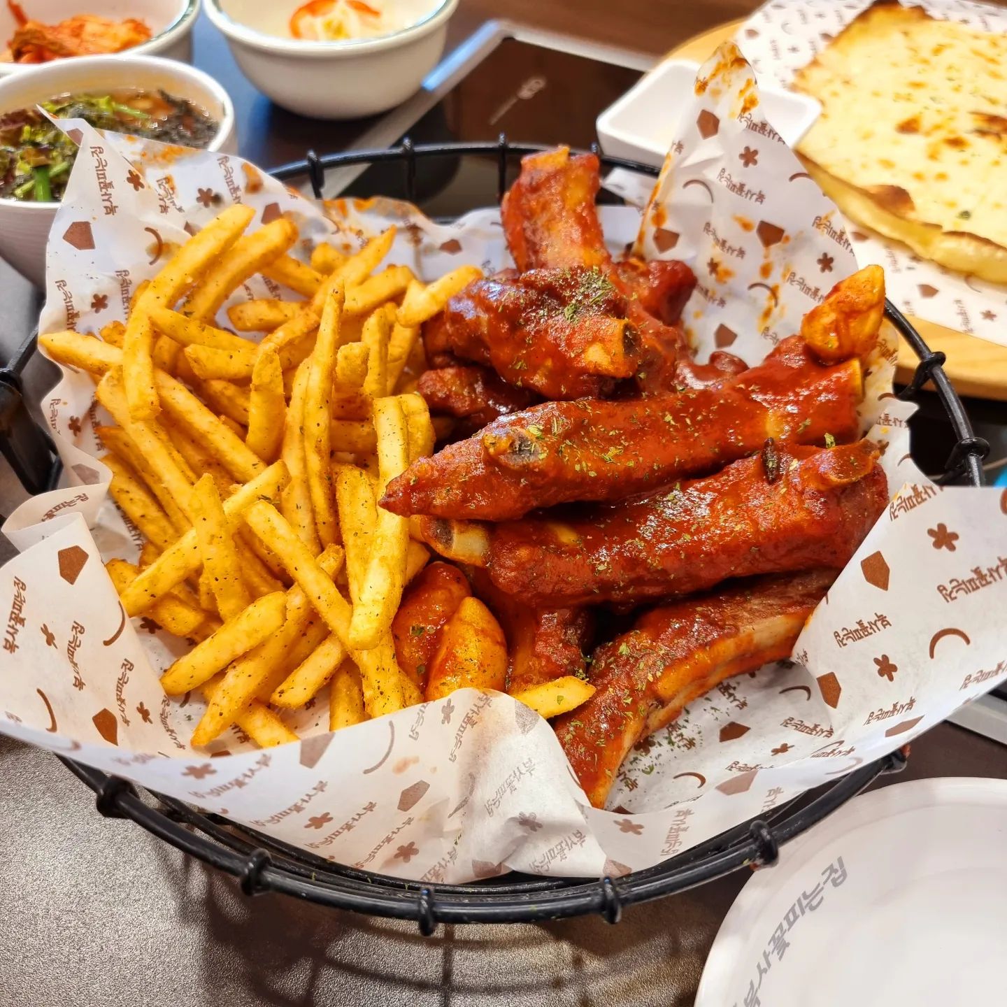 🍽#협찬 #2023혠님맛집 백마흔세번째집
🍖#복사꽃피는집 송산점
☝🏻쭈꾸미요리
🗺경기 화성시 송산면 화성로 320
⏰️매일 11:00 - 21:00
15:00 -16:30 브레이크타임
20:20 라스트오더
📋스파이시 바베큐 등갈비
2인 set 39,800
📋진로 5,000원
📋카스 5,000원
*2인이상 세트 주문 시
수제화덕피자, 샐러드,
묵사발, 원두커피 제공!
*테이블당 1,000원에
모든인원 음료 무제한!
👶🏼제부도 혼여 떠나는길
낚시 하러 가야하니까
밥 든든히 먹고가려고
등갈비에 낮소맥👶🏼👍🏻
.
#여행 #맛집 #카페 #술
#food #coffee #alcohol
#hyennimmm #혠님
#제부도맛집 #화성시청맛집
#송산면맛집 #화성송산맛집
#송산맛집 #복사꽃피는집송산점
#복사꽃피는집 #화성제부도점심맛집
#혠님화성 #혠님고기
#좋아요반사 #맞팔 #소통 #일상
#KOREA #Korean #Southkorea
#instafood #instagood