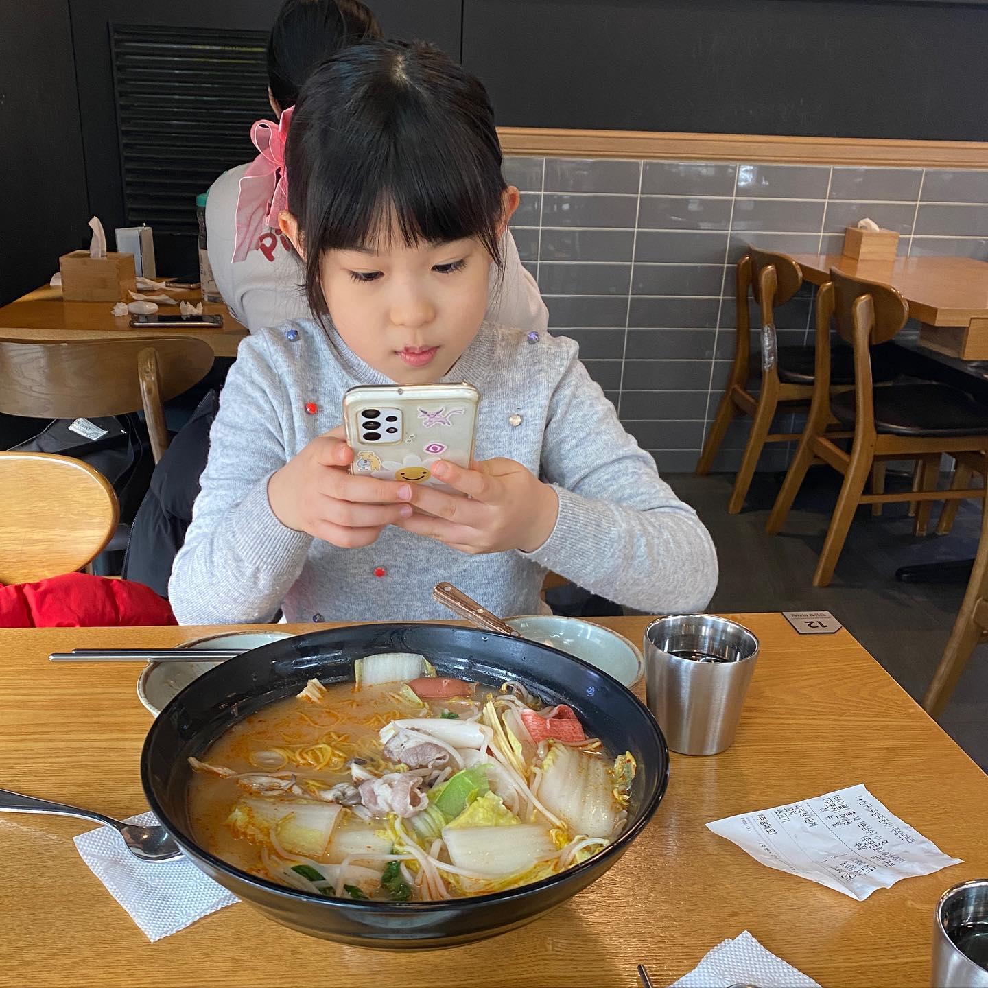 #첫마라탕

엄마가 좋아하는 마라탕 첫경험하기😆
하나도 안맵다고 맛있다고 말은 하는데..
물 벌컥벌컥 마시고 꿔바로우만 먹는🤣

그래도 같이 먹어서 넘나 좋다 엄마는❤️

#초3딸
#마라탕먹기
