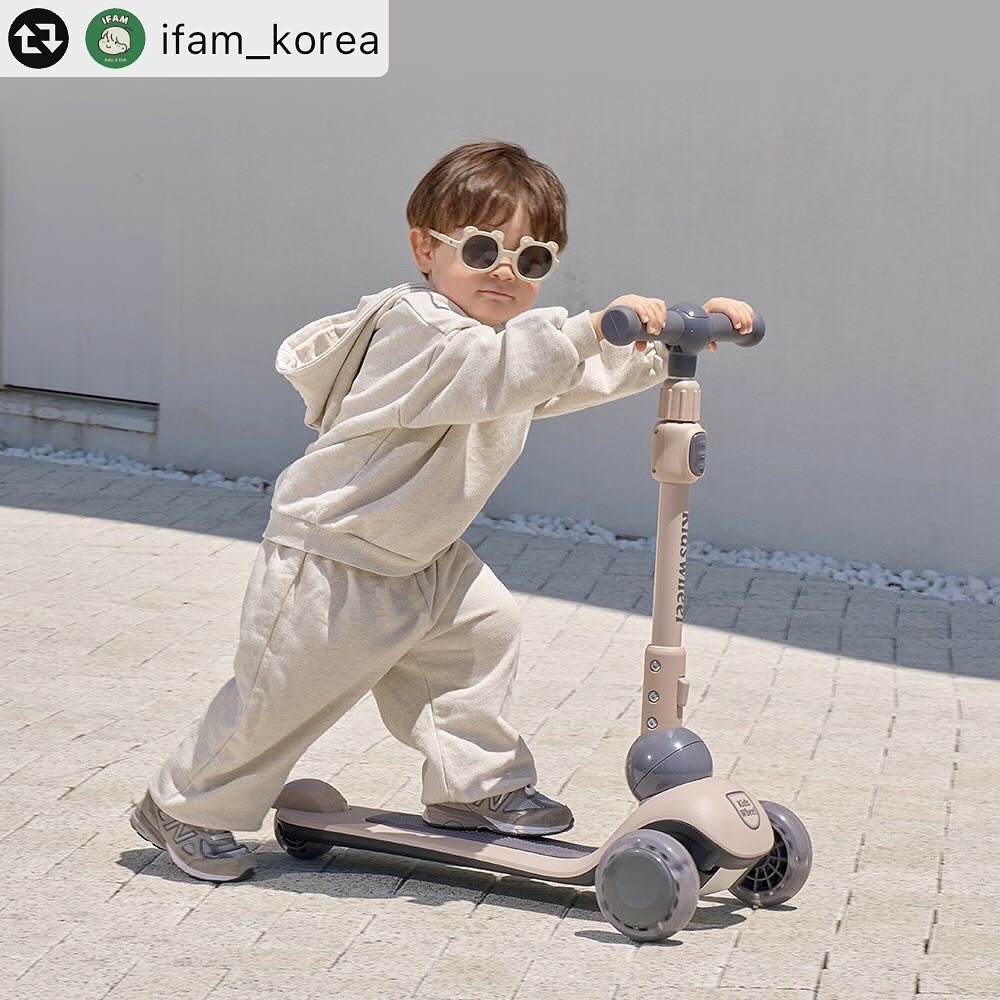 #리그램 - ifam_korea 
⠀
#출시이벤트
⠀

이젠 킥보드도 감성🫢
호불호 없는 색상으로 아이와 부모님 마음까지 사로잡으려 합니다
디자인도 컬러도 기능도 다~ 잡은✊

{X3 카고 유아킥보드}
⠀
⠀
성장의 맞게 붕붕카에서 킥보드로 쉽게 변신
실내에서도 탈 수 있는 무소음 바퀴
넓은 발판과 푸쉬봉, 손잡이 높낮이 기능
그리고 아이만의 전용 수납함까지

이런 완벽한 킥보드를 체험 하실 총 5분을 찾습니다 .ᐟ
참여는 오늘부터 목요일까지 진행되요
아래 내용을 확인해 주세요🤍
⠀
⠀
-
⠀

✿ 참여 방법
① 아이팜 계정 팔로우 및 좋아요~❤️
② 해당 게시물 리그램 하기(아이팜 계정 태그 ifam_korea)
* 스토리 공유까지 둘 다 하면 당첨확률 UP⬆
③ 댓글에 육아동지들 태그 후 참여 댓글 남기기
* 더 많은 육아동지를 소환할수록 당첨 확률 ⬆⬆
⠀
✿ 선물 : X3 카고 킥보드 (색상 선택) ➔ 5명 🎁
✿ 참여 기간 : 9/9(월) - 9/12(목)
✿ 당첨자 발표 : 9/19(목)
⠀
✿ 유의사항
① 비공개 계정은 추첨에서 제외됨을 공지드립니다.
② 후기 작성 피드 업로드 필수! (사진 및 영상)
* 후기 가이드는 당첨 후 디엠으로 보내드립니다.
* 당첨 후 피드 업로드가 없을 시 비용이 청구될 수 있습니다😶
③ 올려주신 후기는 추후 마케팅 목적으로 2차 활용될 수 있음을 공지드립니다.
* 제품 상세이미지 및 아이팜 공식 계정(한국 및 중국 등)
⠀

⠀
⠀
많은 관심 부탁드려요 ㅎㅎ😜