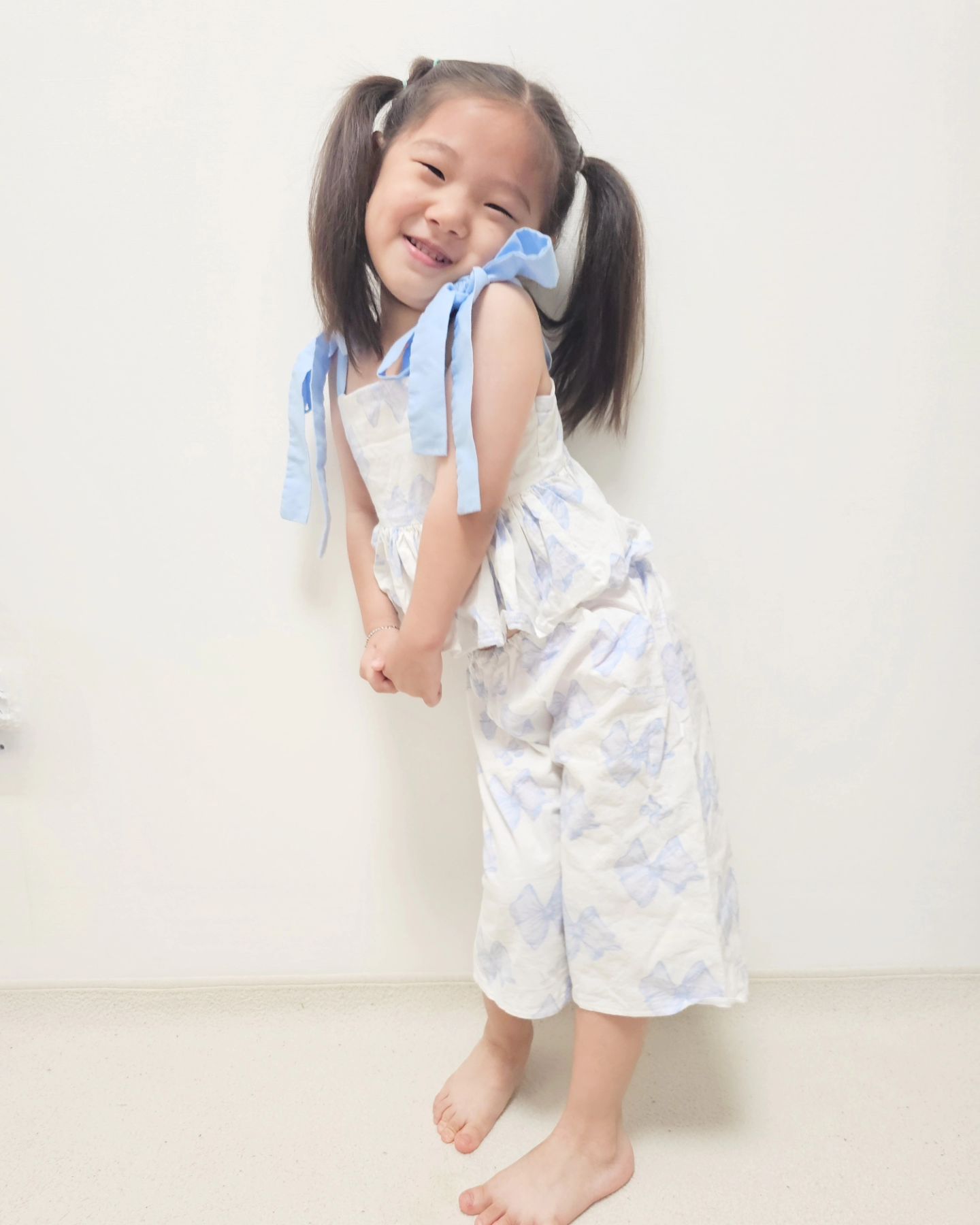 ❁ ʂσσ. ʝι ◡̈+1295  ᴅᴀʏs ෆ⃛

#등원룩 수지 너무너무 이쁘다
했더니 아침부터 기분좋아서
사진 찍자는 꼬맹이 귀여운 포즈도 알아서 척척ෆ˙ᵕ˙ෆ

anne_bysong 

#개구쟁이딸 #귀여움주의
#어린이집가는아침 #등원길에찰칵📷 
#수지의하루 #수지그램 #딸사진찍는재미
#42개월딸  #딸맘 #육아기록 #일상 
#육아소통 #육아스타그램 #내사랑 #내보물 #koreankids