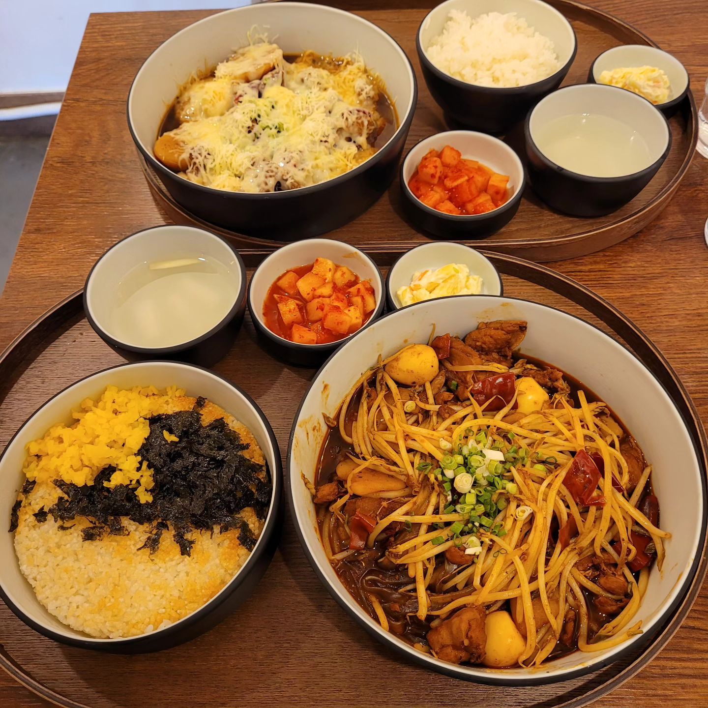 #협찬 #찜이로닭

1인 찜닭 메뉴가 있어서 각자 원하는 맛으로 즐길 수 있는 상수동 찜이로닭에 다녀왔어요.
노오란 펜던트 조명에 우드 테이블로 따뜻한 분위기여서 주말 점심 데이트 하기에 딱인 곳!
마라찜닭은 매콤하고 향신료 듬뿍이라 매니아층에게 인기가 많다고 해요.

순살찜닭, 숙주찜닭 모두 맵기 조절이 가능한 것도 맘에 들었어요. 밥은 누룽지로 변경했지요! 국물에 바삭한 누룽지를 비벼먹으면 이게 또 얼마나 맛있게요?🤭🤭🤭🩷

담엔 닭곰탕을 먹으러 올 거예요😋

순살찜닭_12.0
눈꽃치즈추가_2.0
숙주찜닭 _13.0
누룽지변경 _2.0

#상수맛집 #홍대맛집 #1인찜닭  #리뷰노트 #상수밥집 #상수찜닭 #합정밥집 #상수점심 #상수동데이트