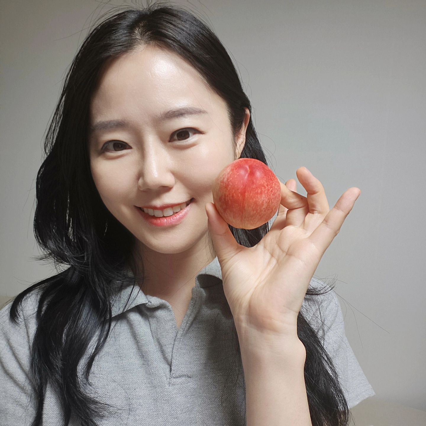 🍑1년중 2주만 맛볼 수 있는 신비 복숭아 공구
제가... 복숭아 러버인 거 다들 아시죠~?😝
요 아이 조생종이라 크기가 작아서 한입에 먹기
좋고 최소 14브릭스 이상의 당도 높은 복숭아예용
저 신거 못먹는데 신비 복숭아는 달달해요🩷 

프리미엄 등급의 상위 1% 품질 좋은 농산물로
수확하자마자 보내드려요!!!
제초제를 사용하지 않고 길러서 아주아주 간혹
벌레가 나올 수 있어요🙏

🔥공구일 : 6월19일 0시 ~ 21일 24시
1kg(6-12과 내외) : 21,900원
2kg(12-24과 내외) : 36,500원                            3kg(18-36과 내외) : 54,000원
-택배비는 무료

오전 8시 이전 주문은 당일 발송
오전 8시 이후 주문은 익일 발송됩니다✅️

복숭아는 후숙이 중요해요🍑🍑🍑
받으시면 상온 서늘한 곳에서 2,3일 정도
두시고 이후 복숭아 하나하나 키친타올에
감싸 냉장 보관하시면 가장 맛있게 드실 수
있어요🤤🙏
물론 저는 귀찮아서 3일 정도 후숙만 시키고
한번에 냉장 보관해버렸는데...
그래도 충분히 맛있더라구요❤️
복숭아 좋아하신다면 한번 드셔보세요!!

이벤트도 준비했다구용⭕️
-이벤트 : 구매자 중 2명 추첨하여
간장게장 2.2kg(중사이즈 3마리)
드릴게요👍
로또보다 확률이 훨씬 높죵~?ㅎㅎㅎ

⚠️요즘 날씨가 더워져 배송 중 혹여라도 문제가
생길 수 있는데 그럴시, 100% 책임지고 조치
해드립니다⚠️

#복숭아공구 #과일공구 #신비복숭아후기 #신비복숭아공구 #과일공구중 #공구중