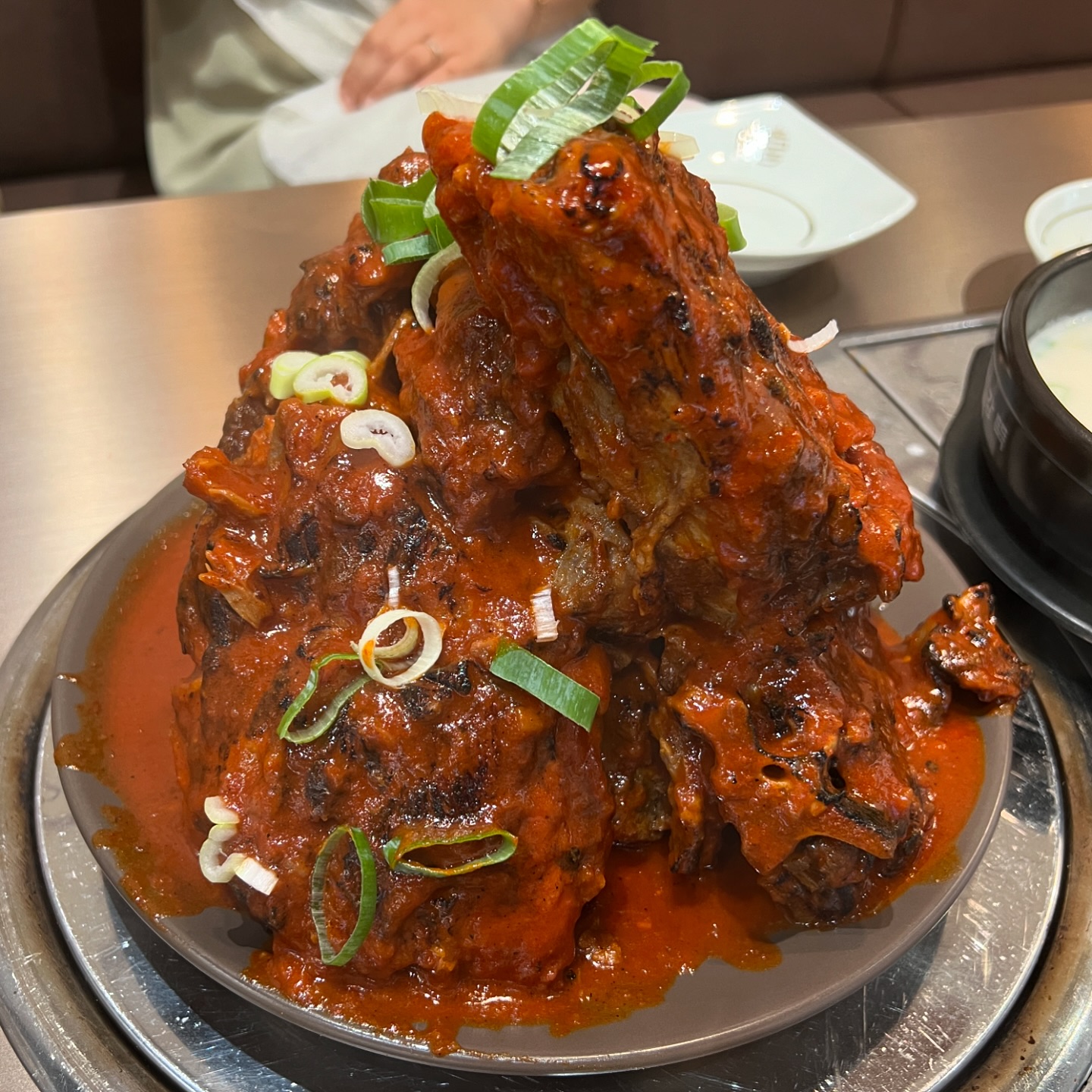 숯불향 가득 매콤한 #숯불뼈구이
도톰한 살코기가 술술 발려서 먹기도 좋고 넘 맛있었던🐷💕

#흑돼지만두 도 별미🥟

오랜만에 혜림이랑 폭풍 토크토크와 함께 
#먹스타그램 #맛스타그램

#뼈구이 소스가 참 맛있었는데…
배불러서 볶음밥을 못먹은게 아쉽🥲

#종합운동장역맛집 #정담옥
📍위치: 서울 송파구 백제고분로7길 16 1층

밀린 #먹방 #foodie #일상 #daily #기록스타그램