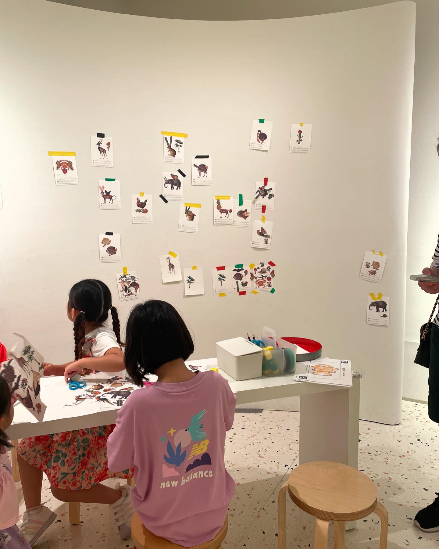 도자기만들기 체험!

아울렛에서 도자기 체험이 있어 미리 신청했다.
그리고 지난 주 친구를 만난 콩나물이 도자기 체험도 같이하고 싶다길래 시간 되는지 물어보고 같이 다냐옴.

마르게리따를 먹고싶다길래 h50가서 밥도 먹고
아트랩도 가고 정원인가도 가고.
둘이 손잡고 여기저기 탐험다니며 신나게 놀고 도자기도 만들었다.

내 기준에서 산만..하고 집중력이 아직 짧아서 걱정이 좀 됐는데,
선생님들 말씀도 잘 듣고 물레도 조심조심 만지는 거 보고 기우였음을 깨달음.
나도 할 수 있어! 라는 말을 듣고도 아직 불안해서 흘렸는데,
진짜 할 수 있구나.

이번 방학 때 집에서 그림그리다
콩나물이 물통에 물 갈아오는게 불안불안해서 손을 뻗으려다 숨 삼키고, 잘했어- 잘하네! 한 적이 있다.

“엄마 방금 대신 해주려고 했지?”
”으응 그랬지. 하지만 하엘이가 할 수 있을거라고 생각했어.“
”응. 나도 할 수 있어.“

생각해보면 하엘이는 언제나 할 수 있었다.

#우리집_콩나물 #오랜만에친구와함께 
#현대아울렛스페이스원 #더테라스수업 #도자기만들기체험 
#나도할수있어요🙋🏻 #그러네진짜할수있네